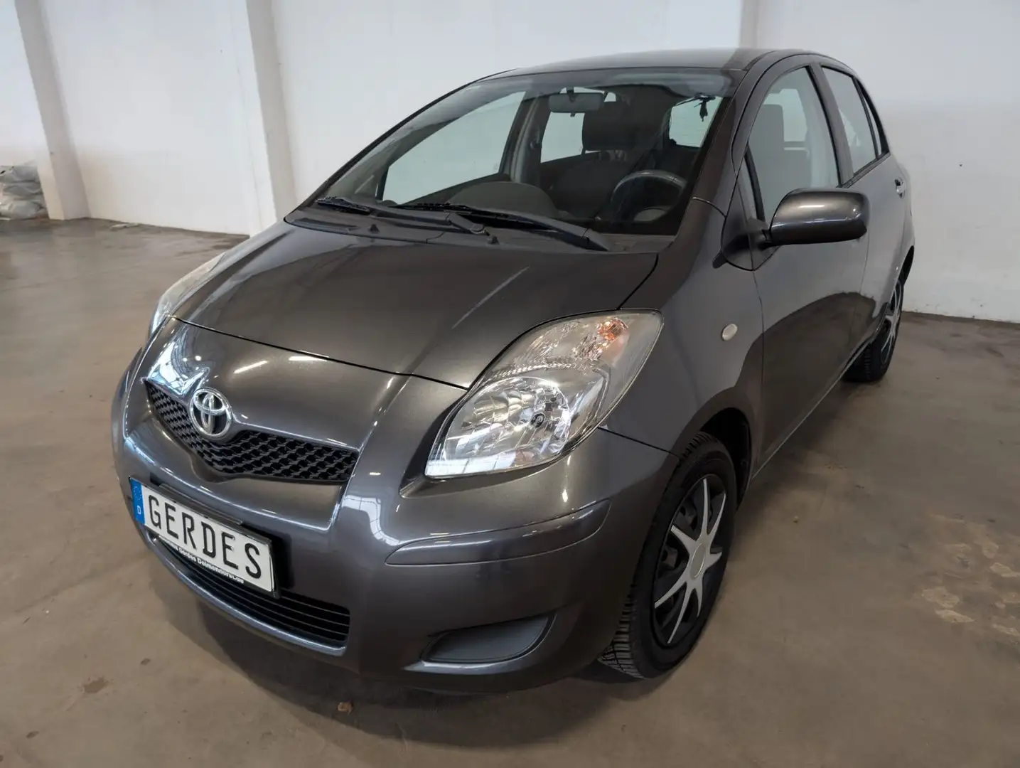 Toyota Yaris Cool Edition Grau - 2