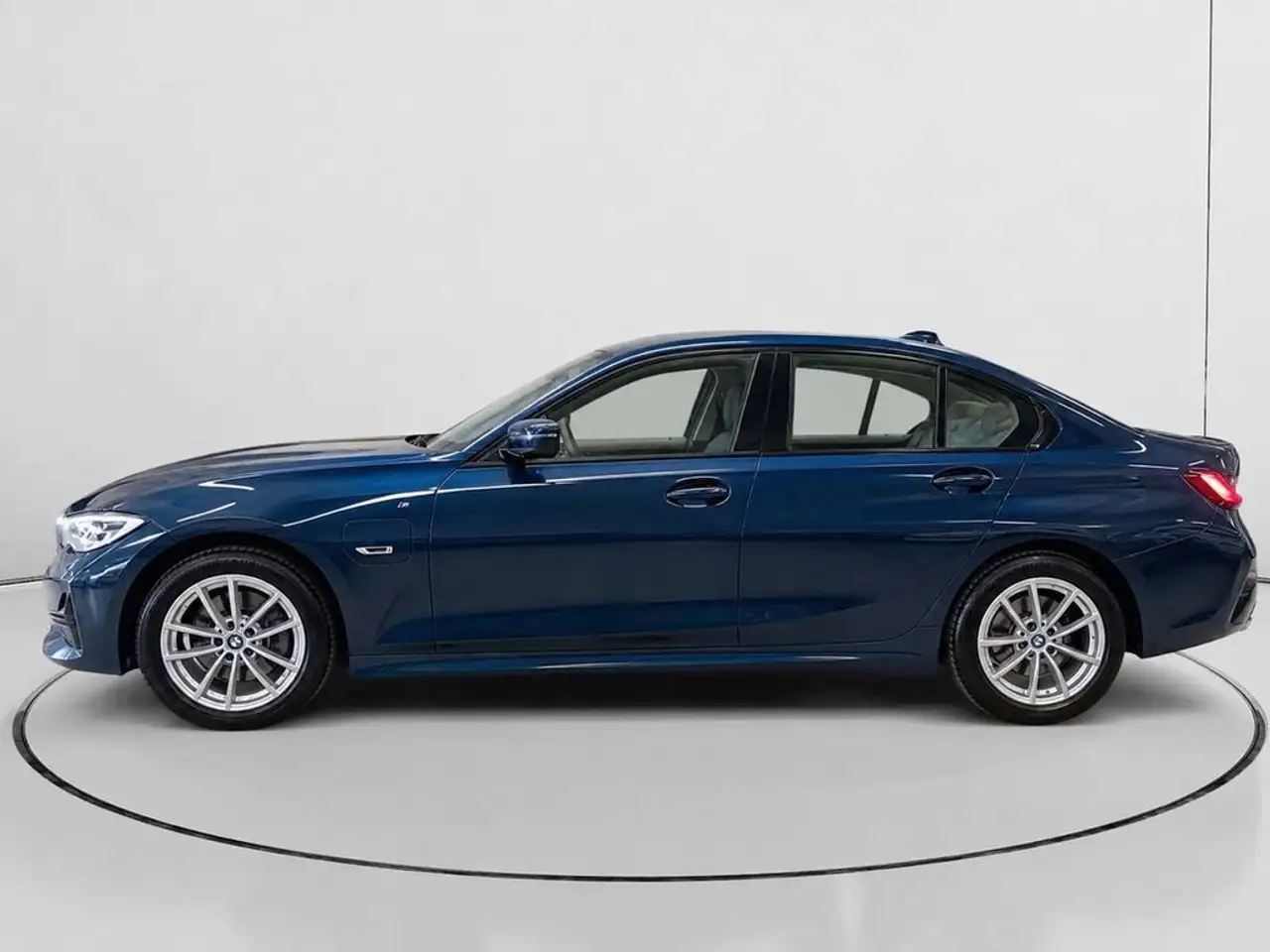 2022 BMW 320 320e, photograph 6