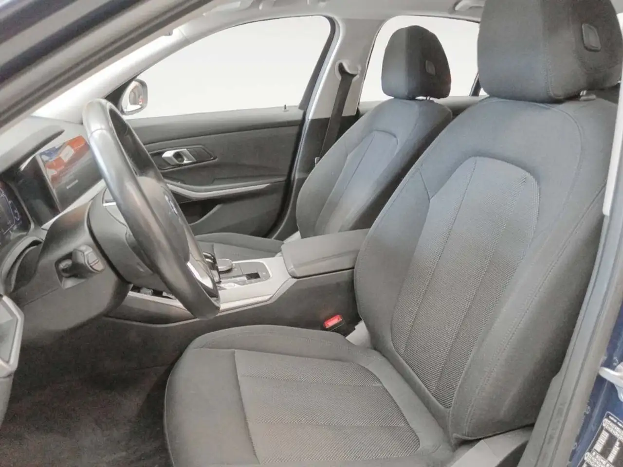 2022 BMW 320 320e, photograph 10