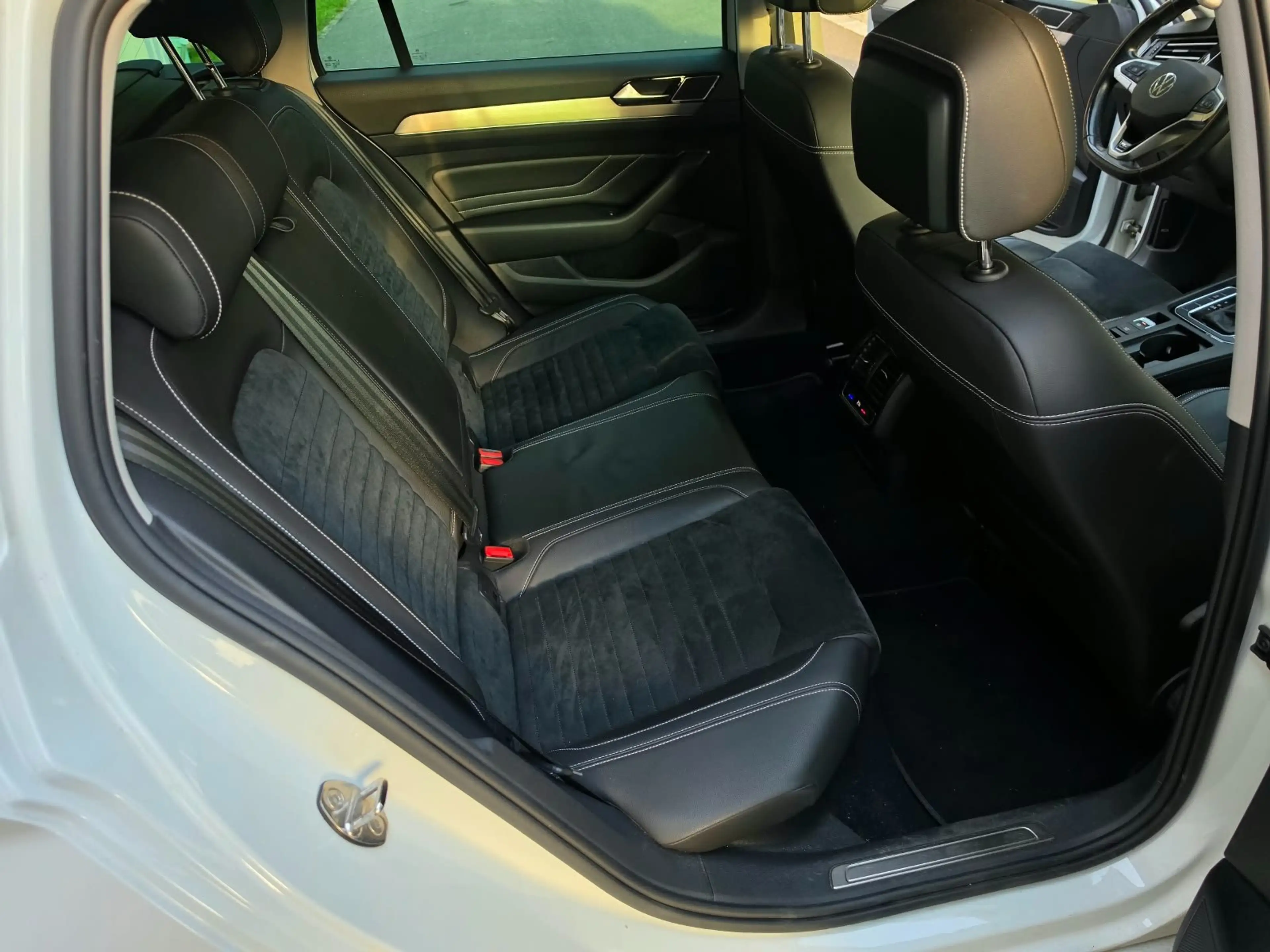 Volkswagen Passat Variant Elegance R-Line AHK ACC LED Digital Cockpit — photo 12