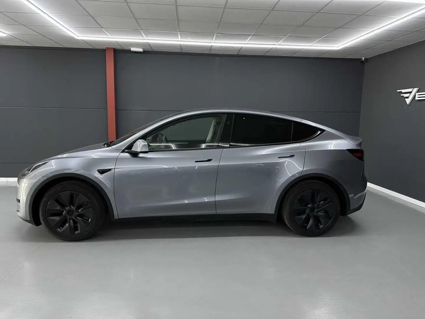 Tesla Model Y RWD 32.980e neto Plateado - 2