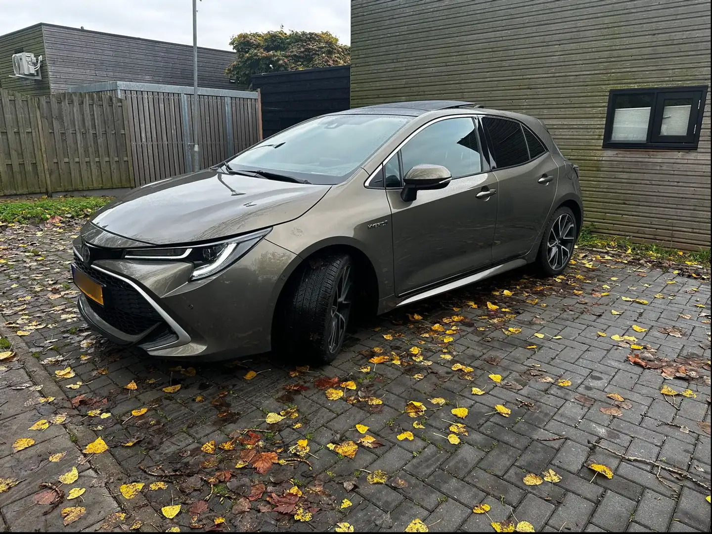 Toyota Corolla Corolla 1.8 Cross Hybrid Groen - 1