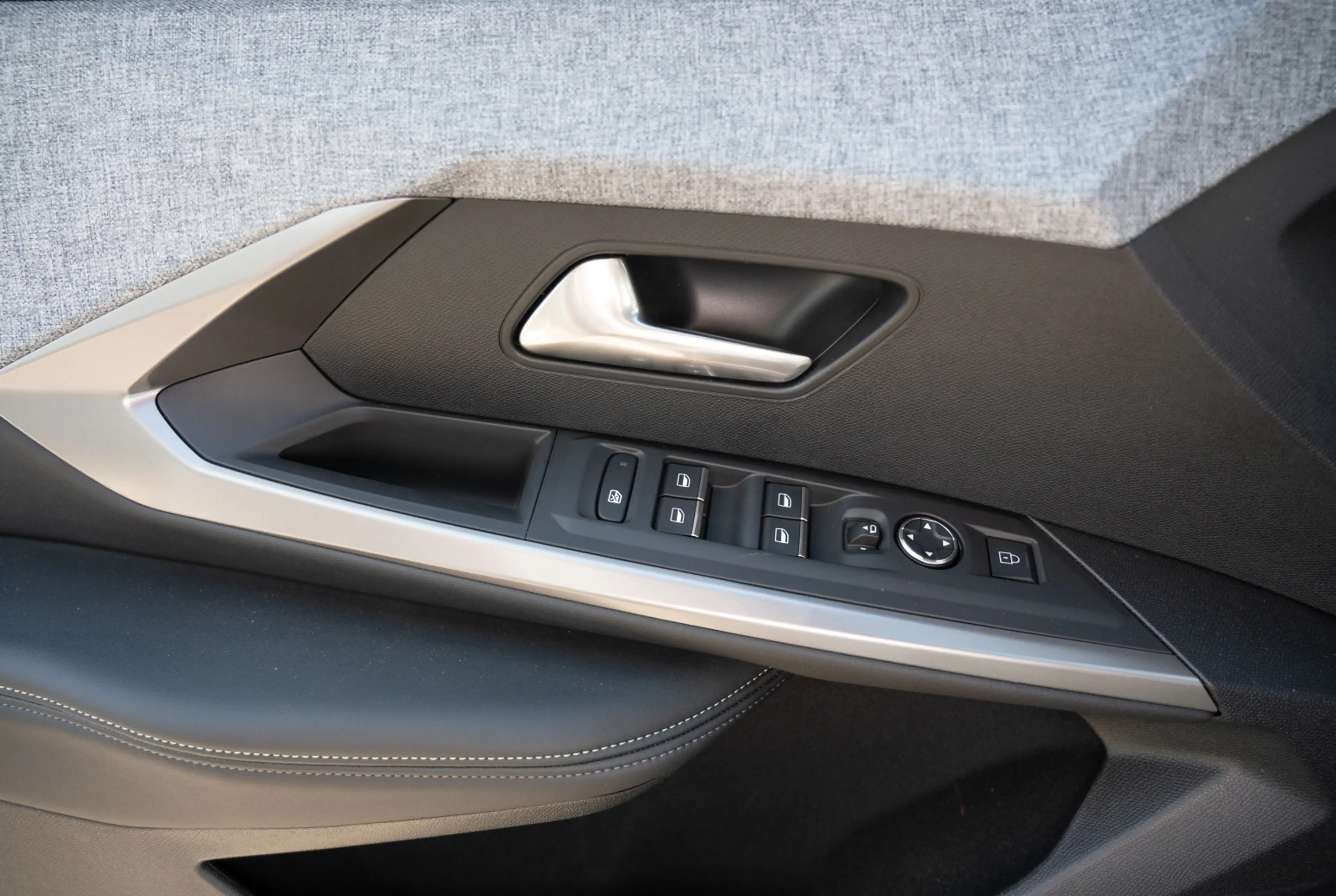 Peugeot 5008 GT 1.2 Hybrid 145 e-DSC6 *PANO-NAVI-PAKET*MIRRORSCREEN* — photo 13