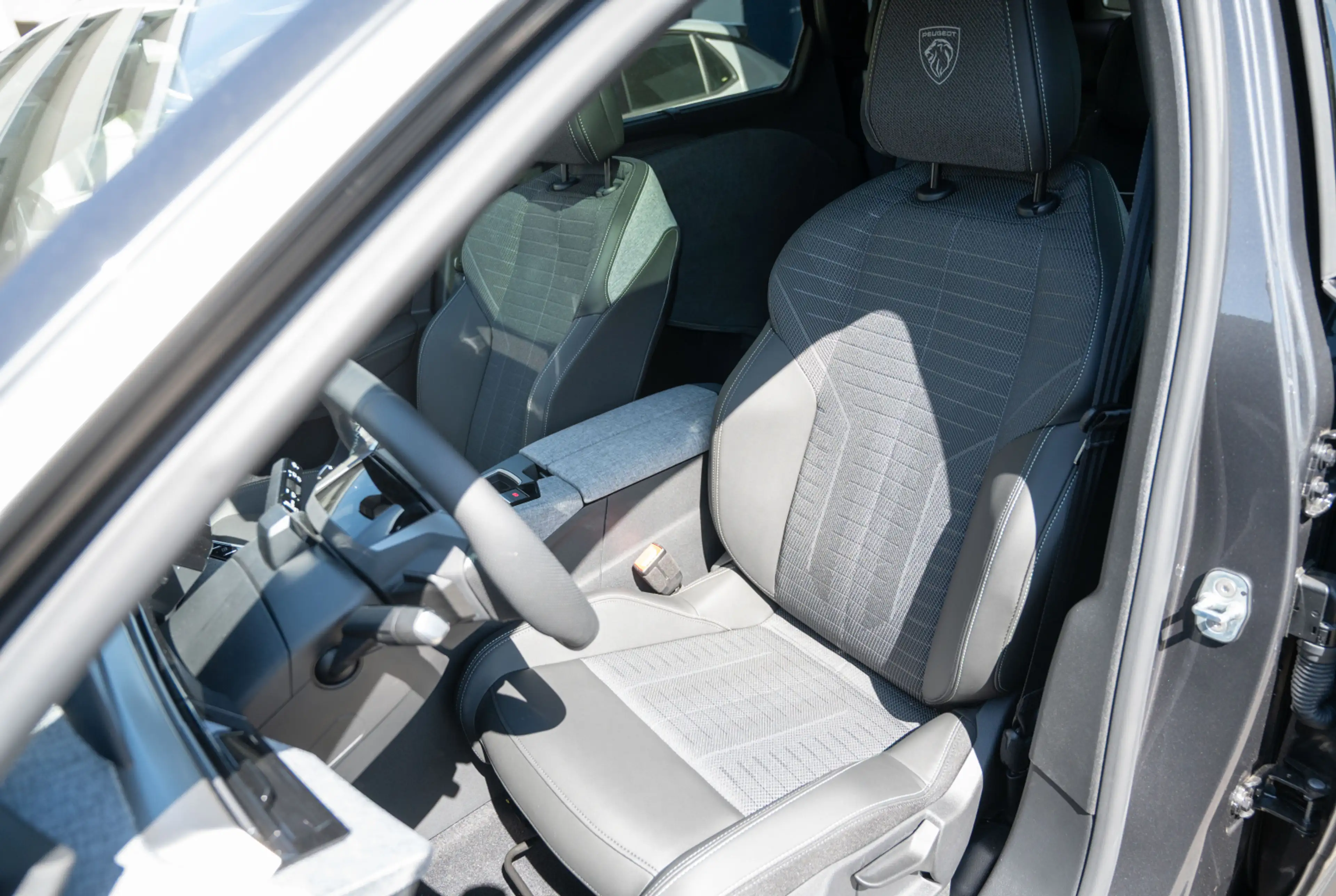 Peugeot 5008 GT 1.2 Hybrid 145 e-DSC6 *PANO-NAVI-PAKET*MIRRORSCREEN* — photo 8