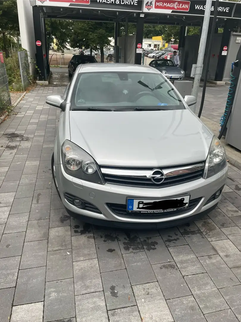 Opel Astra GTC 1.6 Cosmo - 1