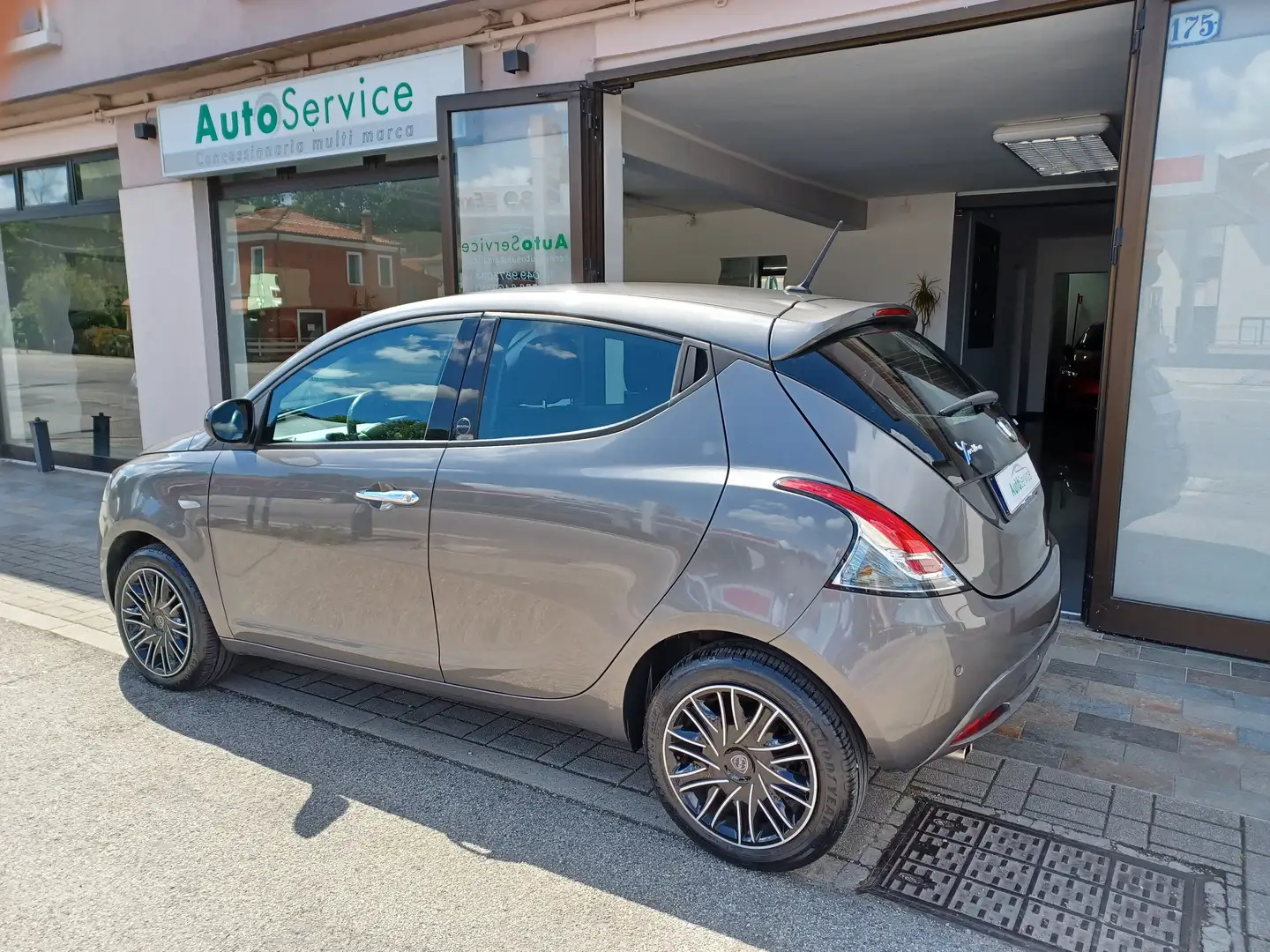 Lancia Ypsilon 1.0 firefly hybrid Gold Grigio - 2