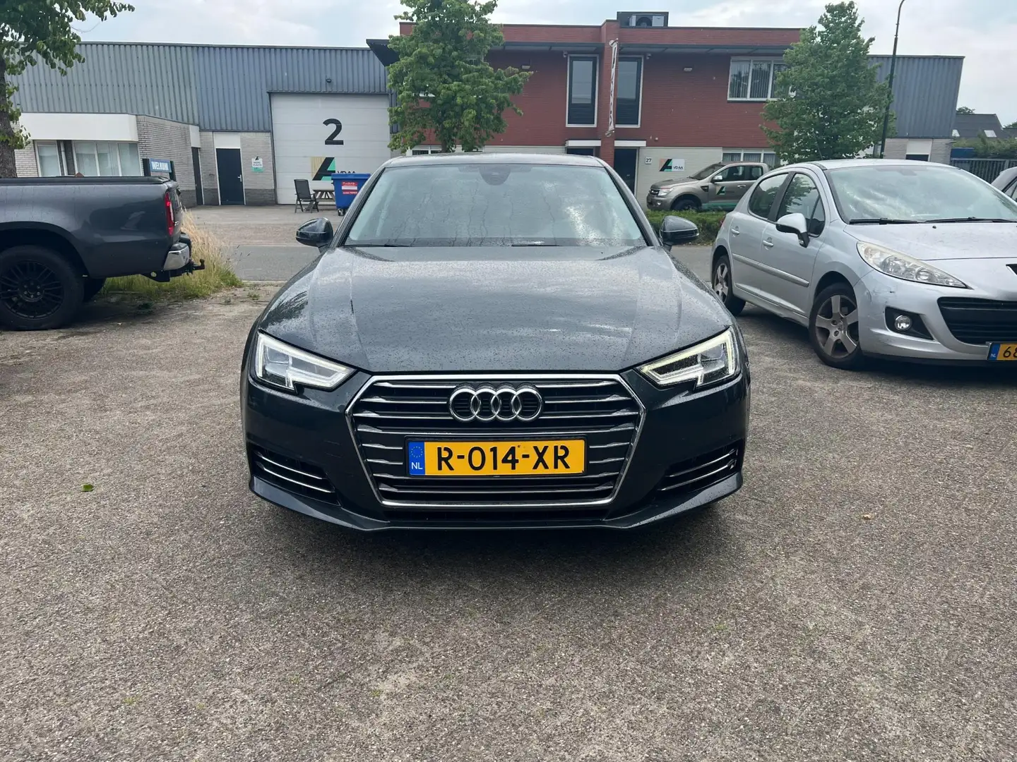 Audi A4 Limousine 2.0 TFSI ultra Design Pro Line Plus Grijs - 2