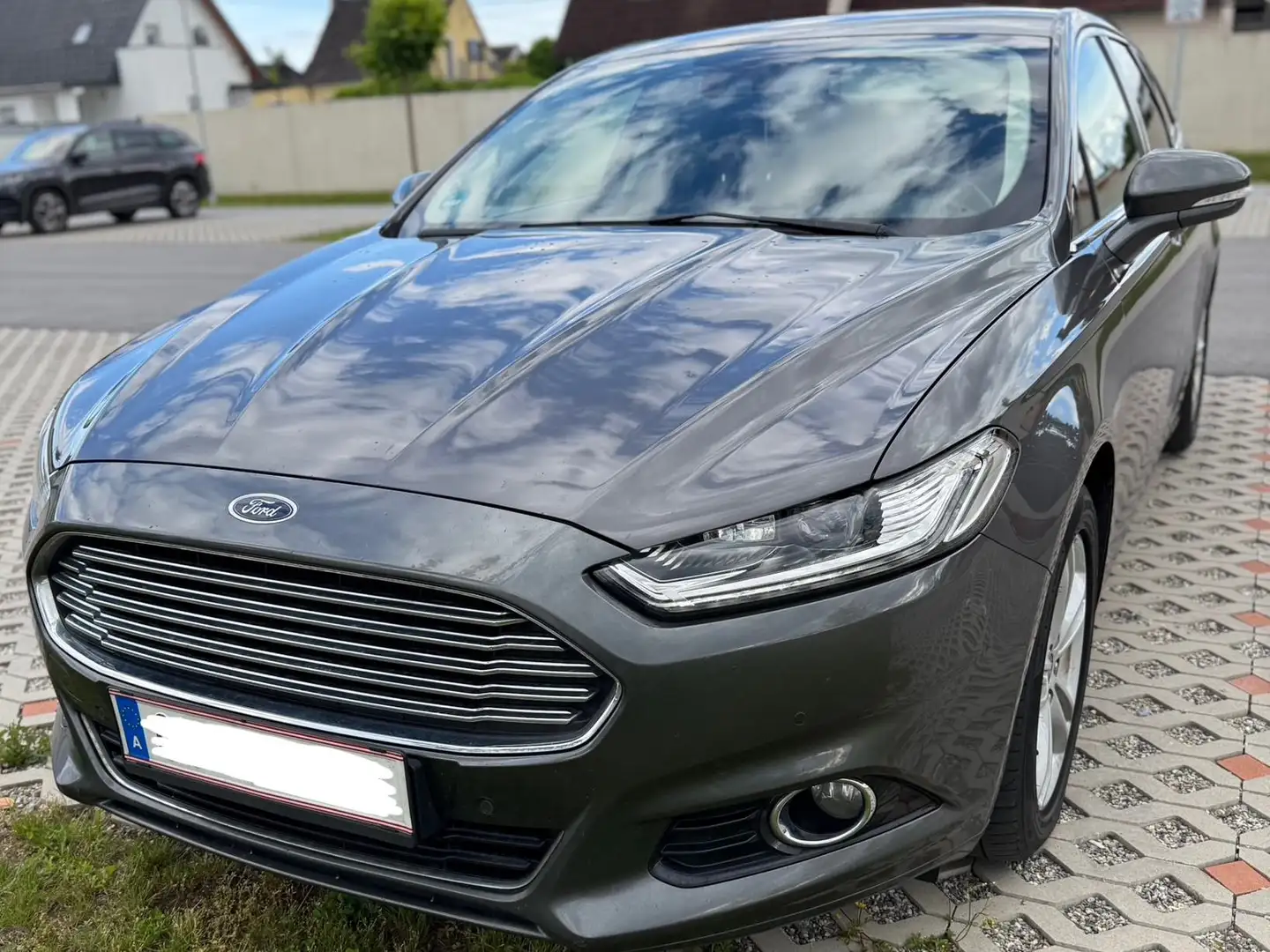 Ford Mondeo Traveller Titanium 2,0 TDCi Start/Stop Grau - 1