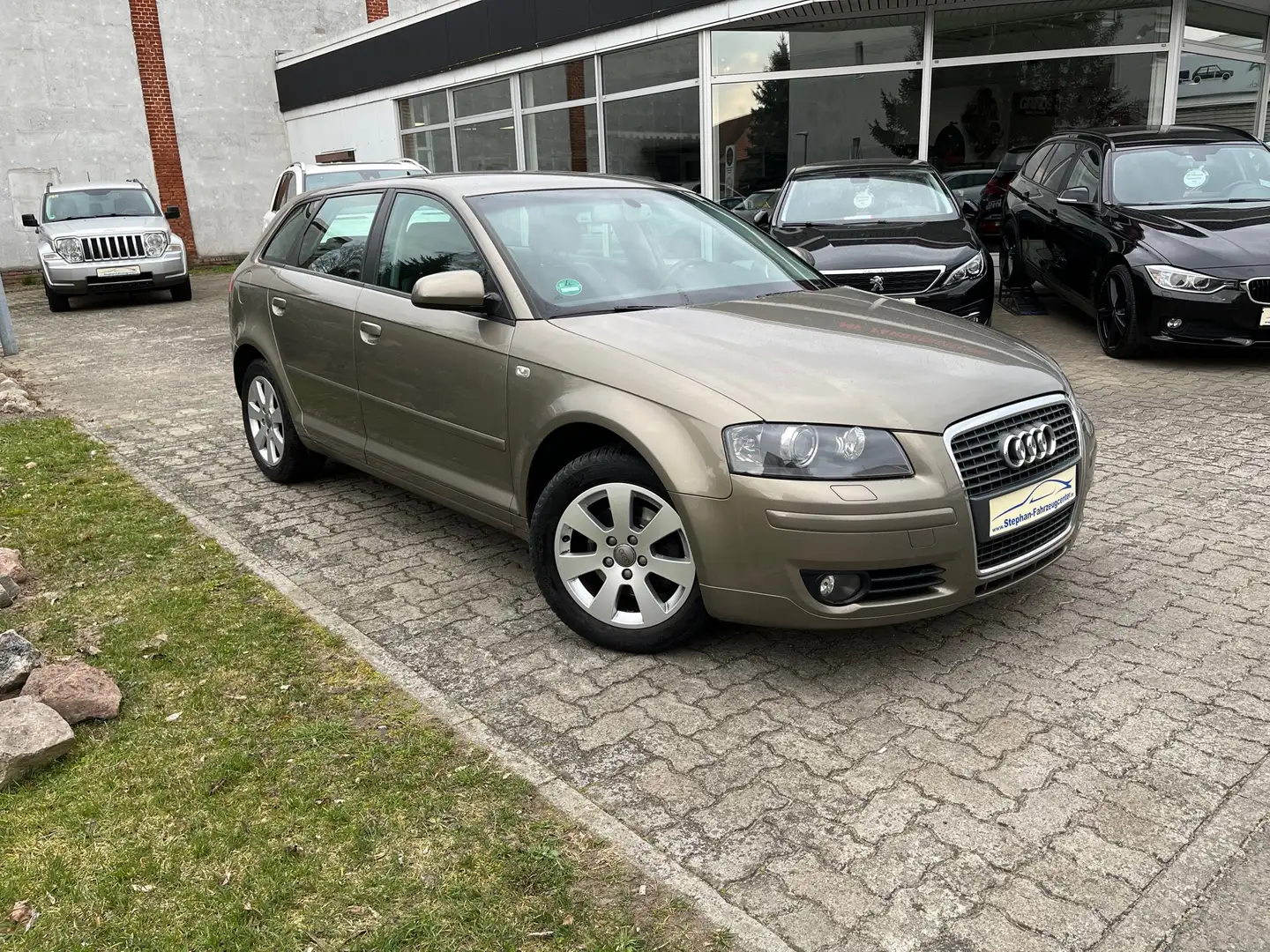 Audi A3 2.0 TDI Sportback Ambiente mit TÜV/AU-Neu… Beige - 1