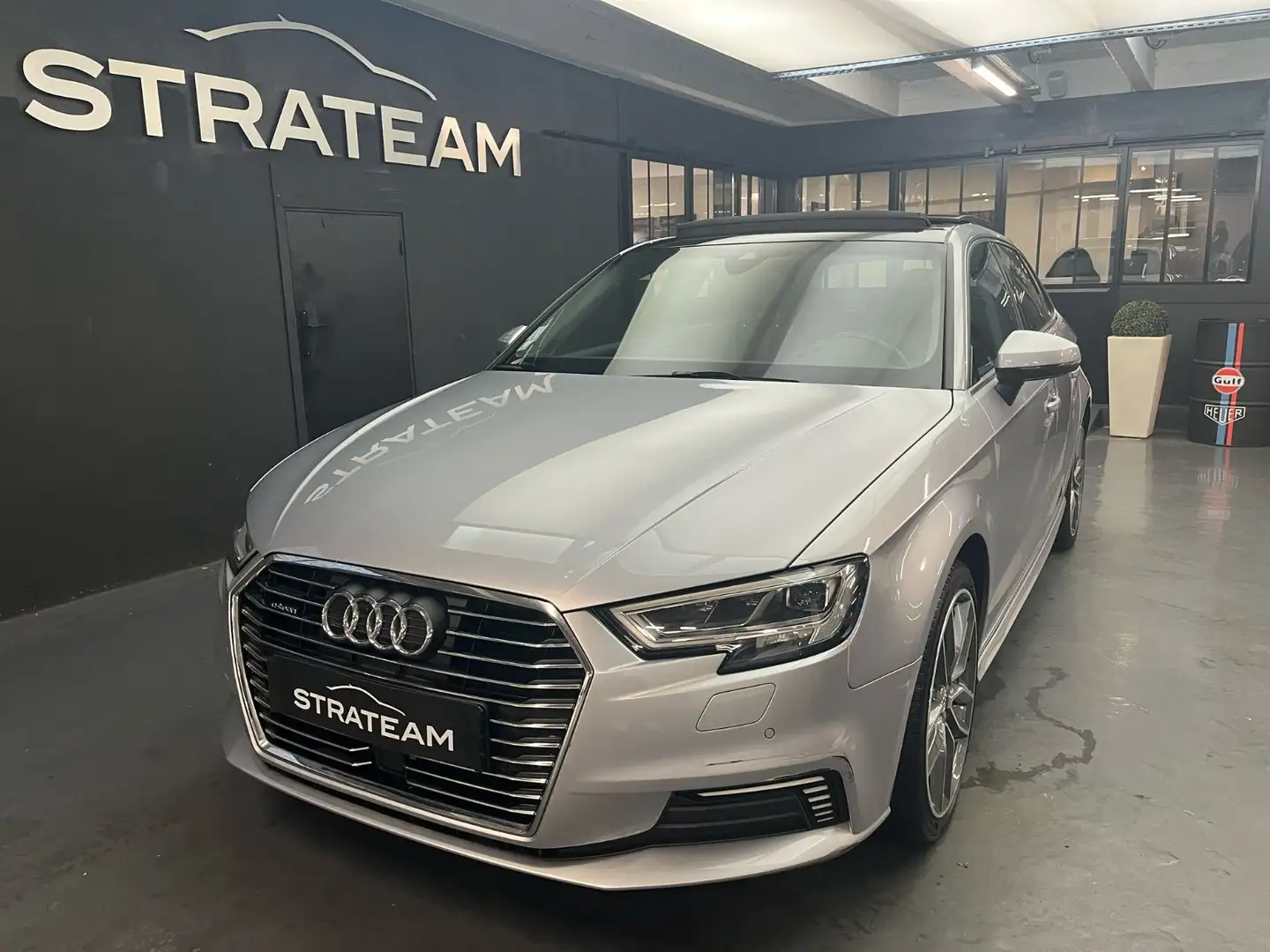 Audi A3 40 TFSI e Design Luxe S-tronic Gris - 1