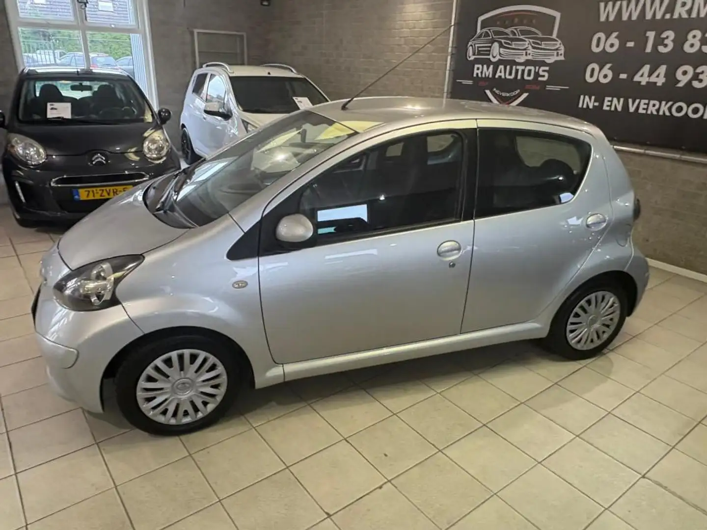 Toyota Aygo 1.0-12V Cool Grijs - 2