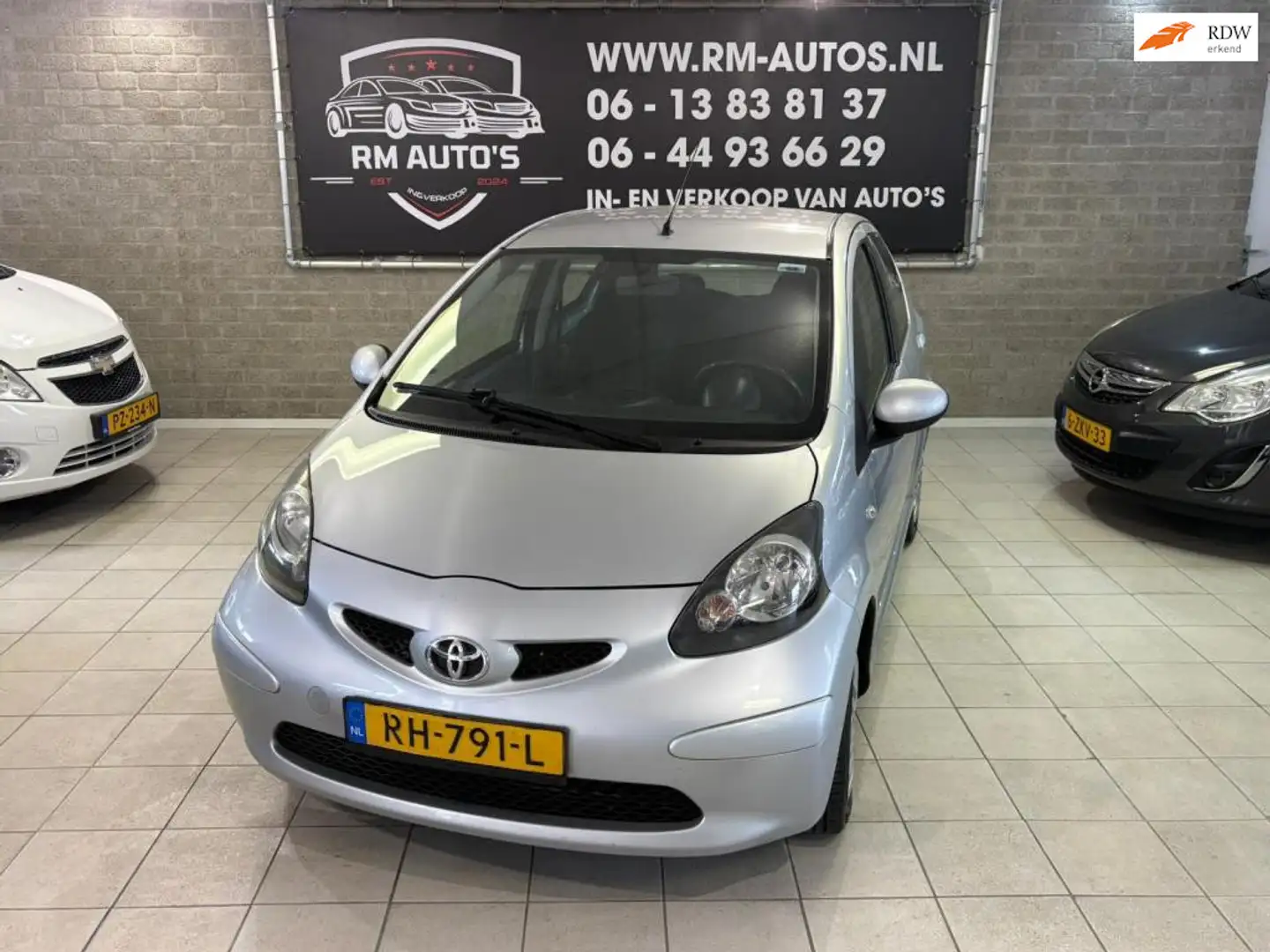Toyota Aygo 1.0-12V Cool Grijs - 1
