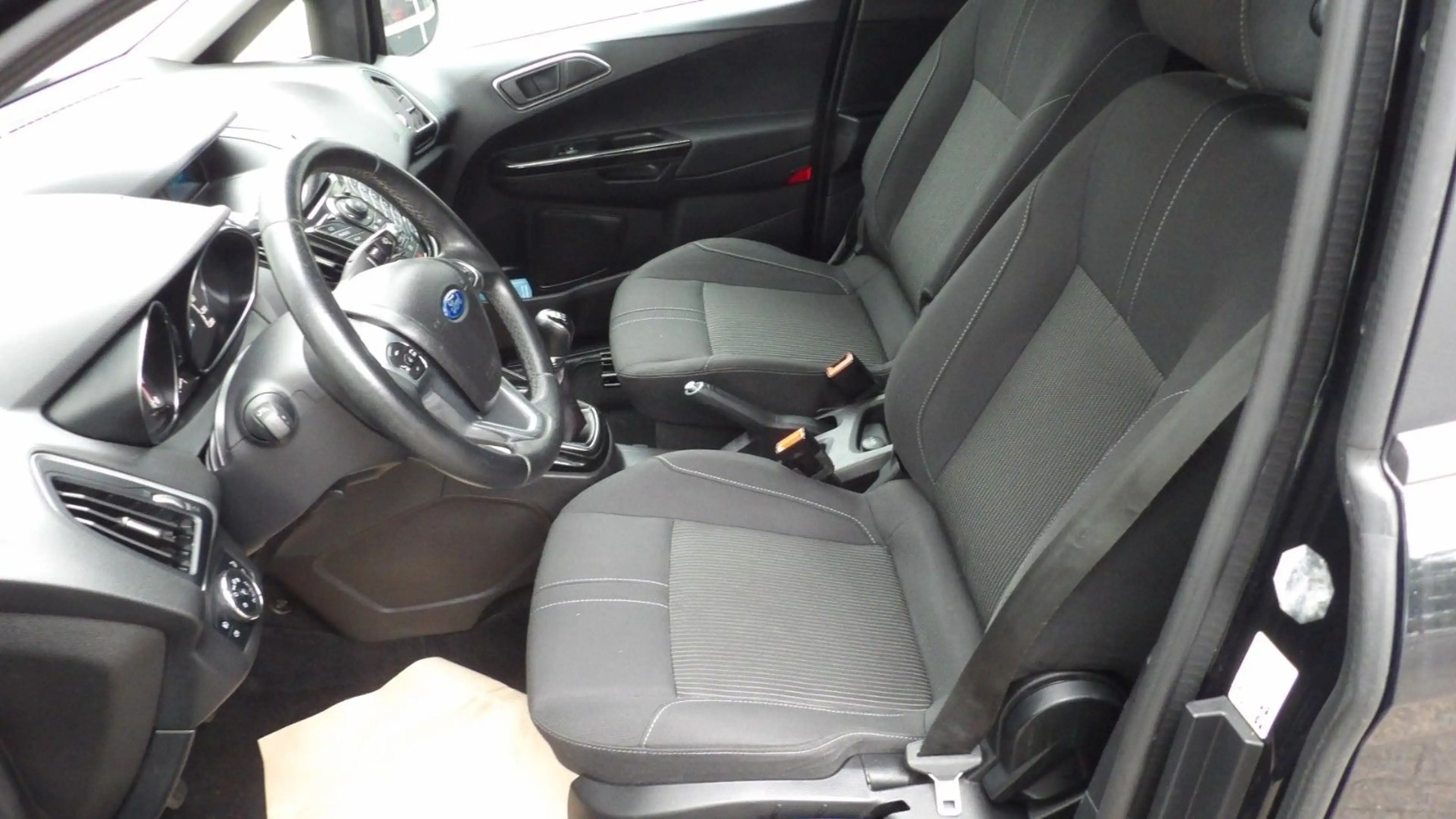 Ford B-Max B-MAX Titanium — photo 15
