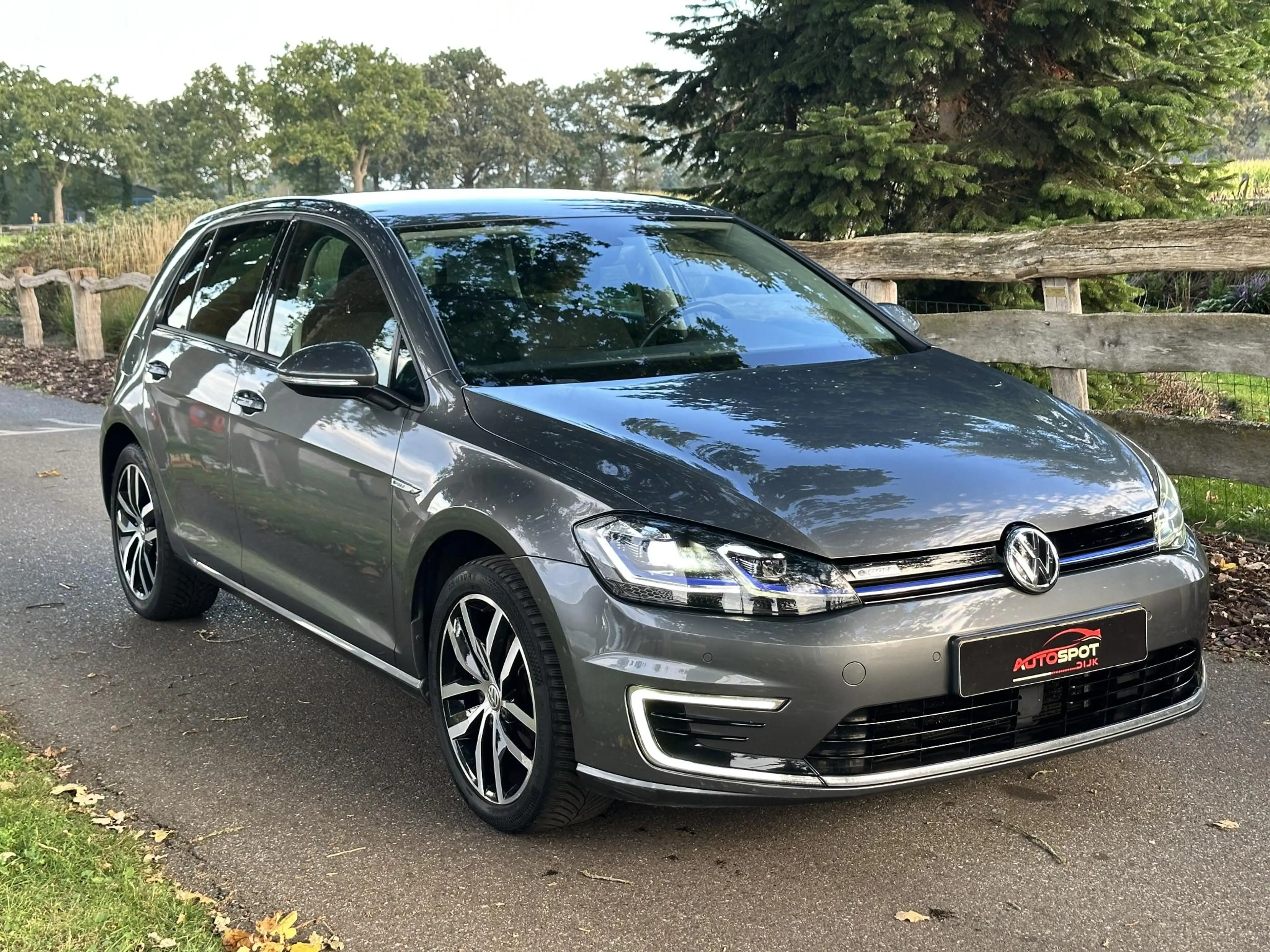 Volkswagen e-Golf e-Golf — photo 8