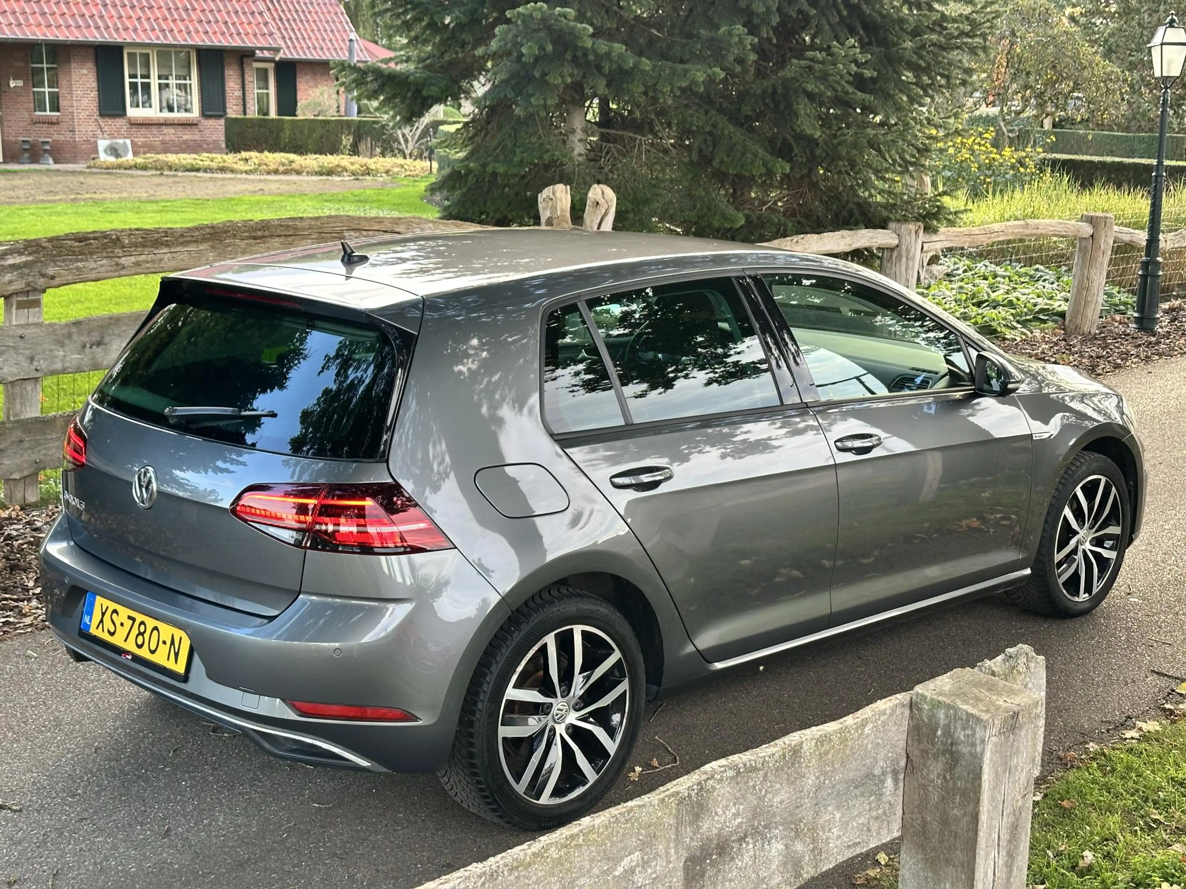 Volkswagen e-Golf e-Golf — photo 10