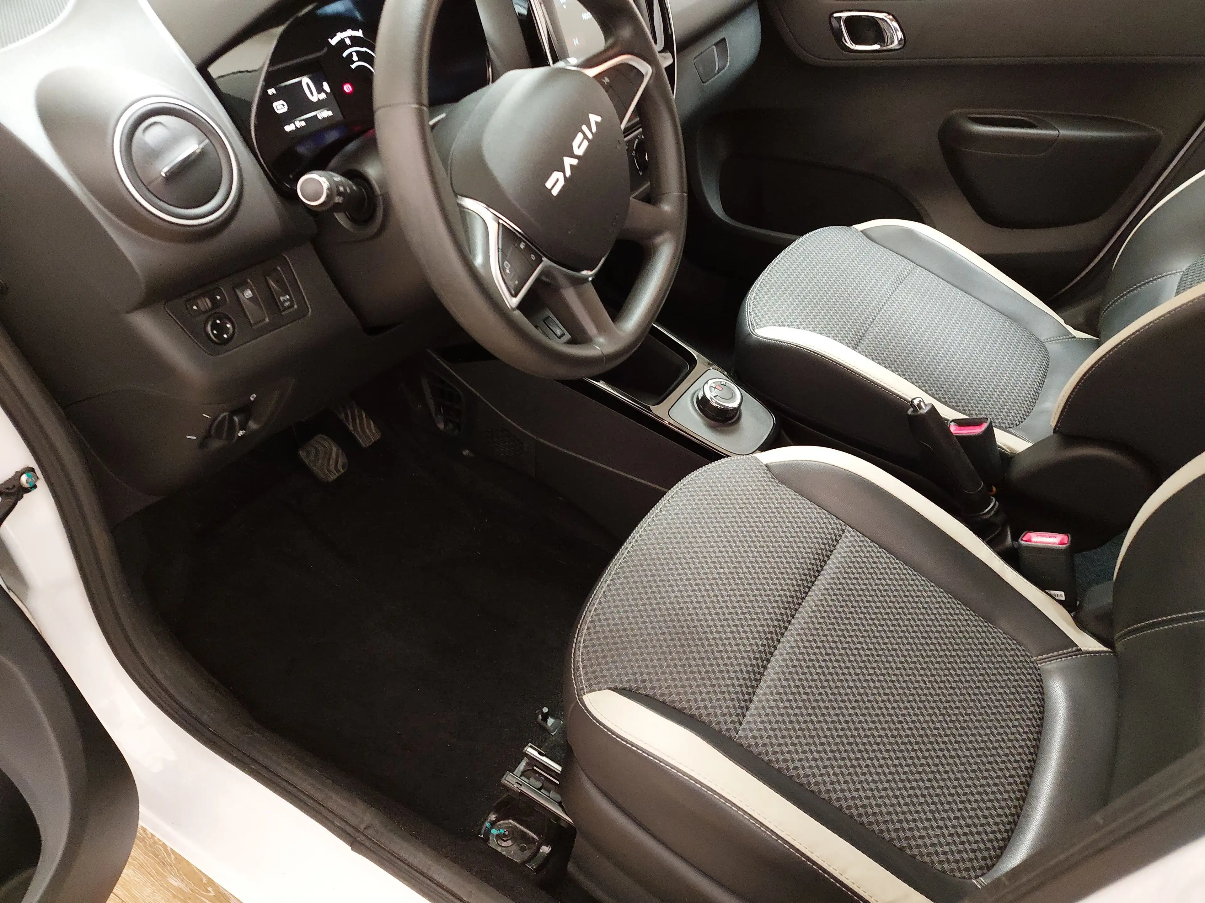 Dacia Spring Electric Essential Navi T-Leder PDC LM — photo 6