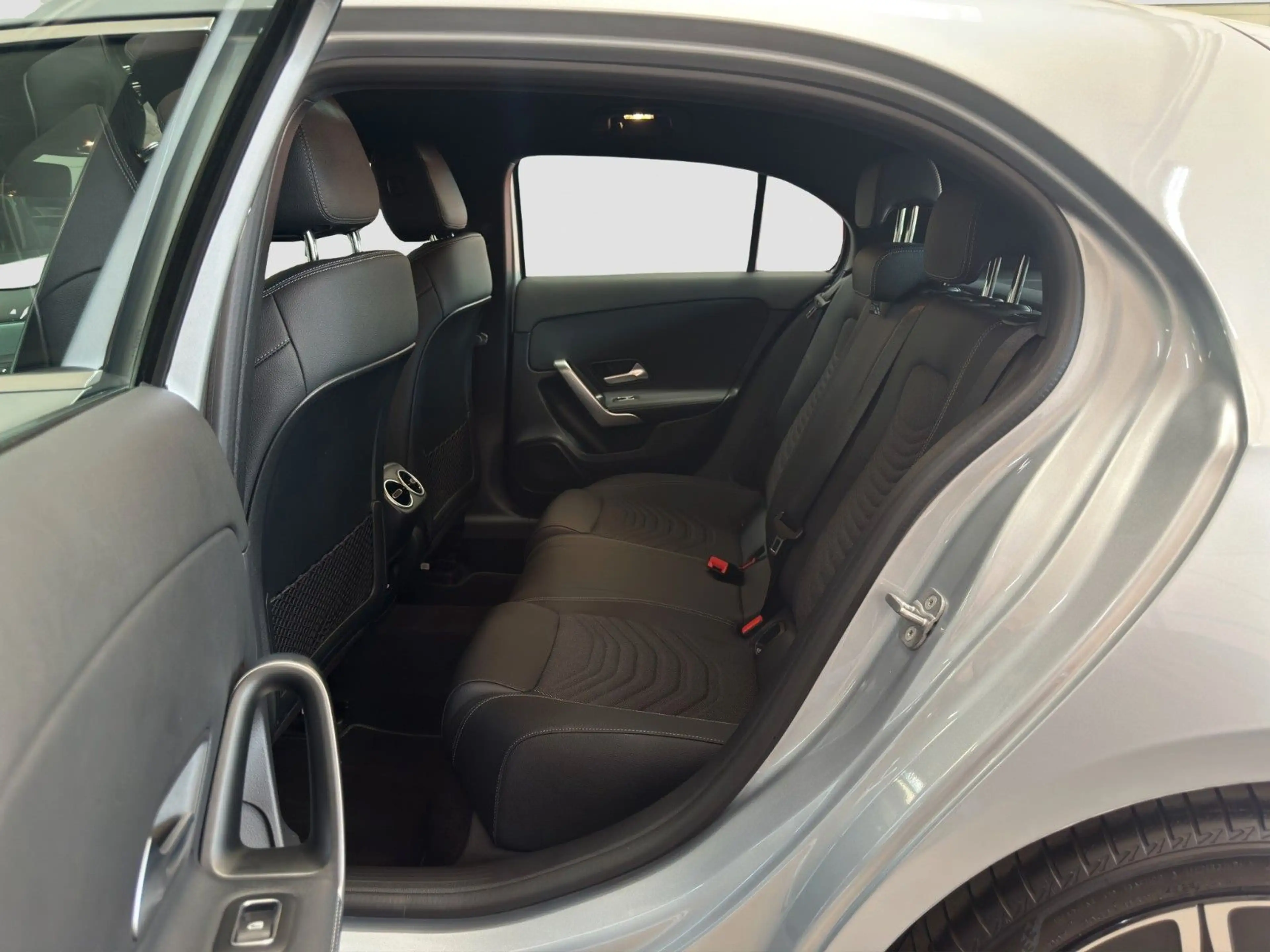Mercedes-Benz A 200 d LED MBUX PREMIUM SPURASS 360°KAM SHZ — photo 13