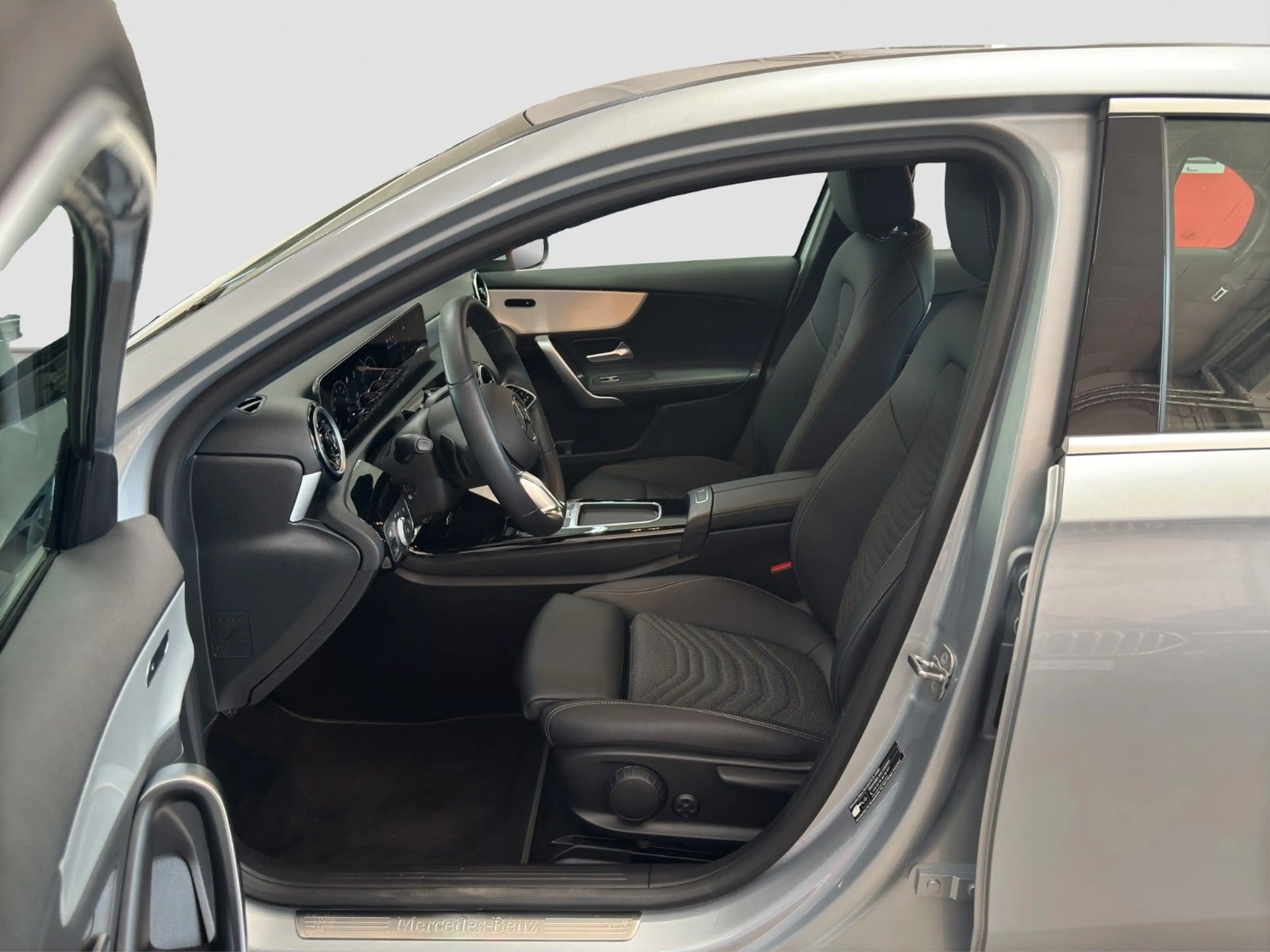 Mercedes-Benz A 200 d LED MBUX PREMIUM SPURASS 360°KAM SHZ — photo 15