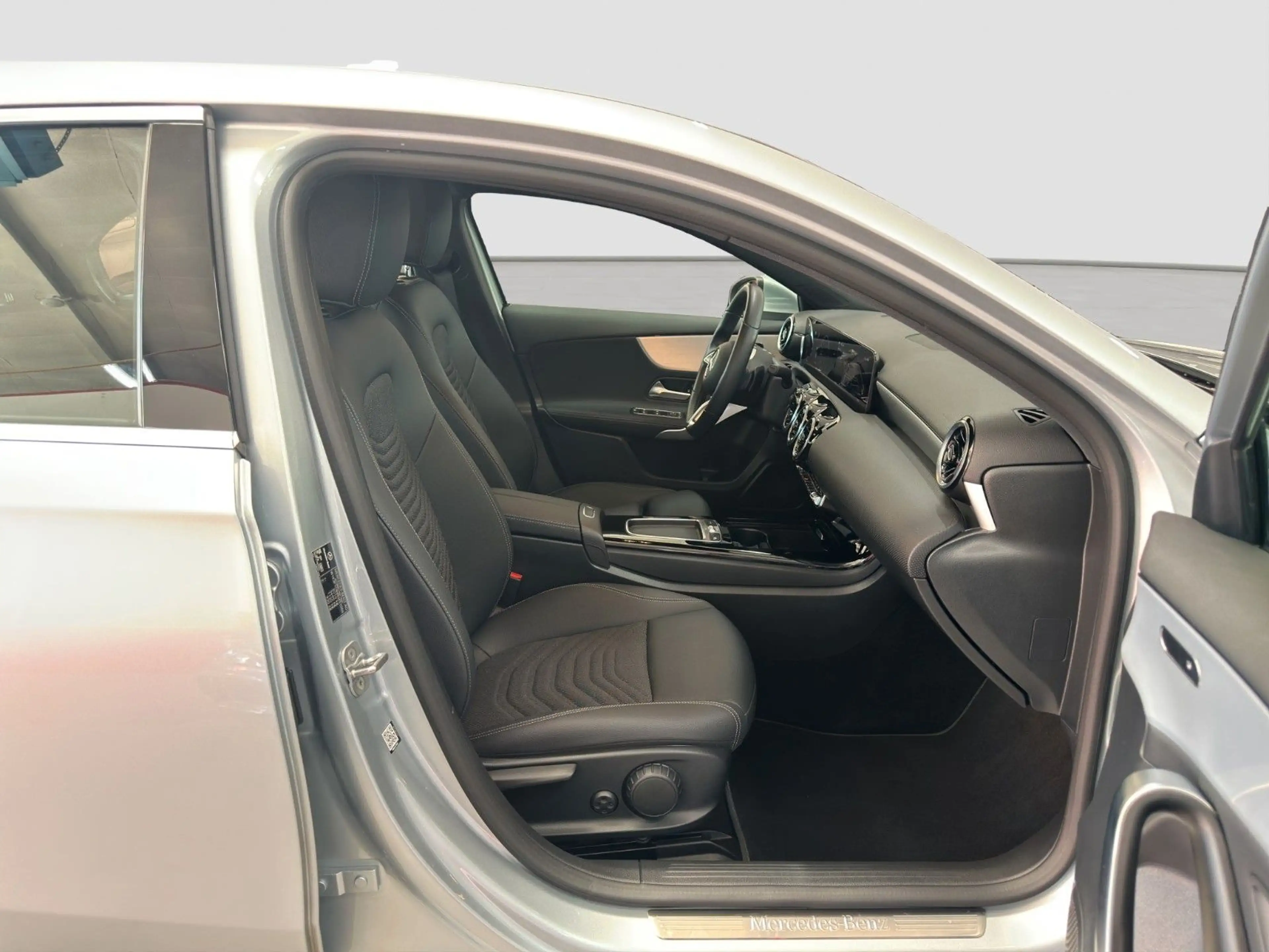 Mercedes-Benz A 200 d LED MBUX PREMIUM SPURASS 360°KAM SHZ — photo 9
