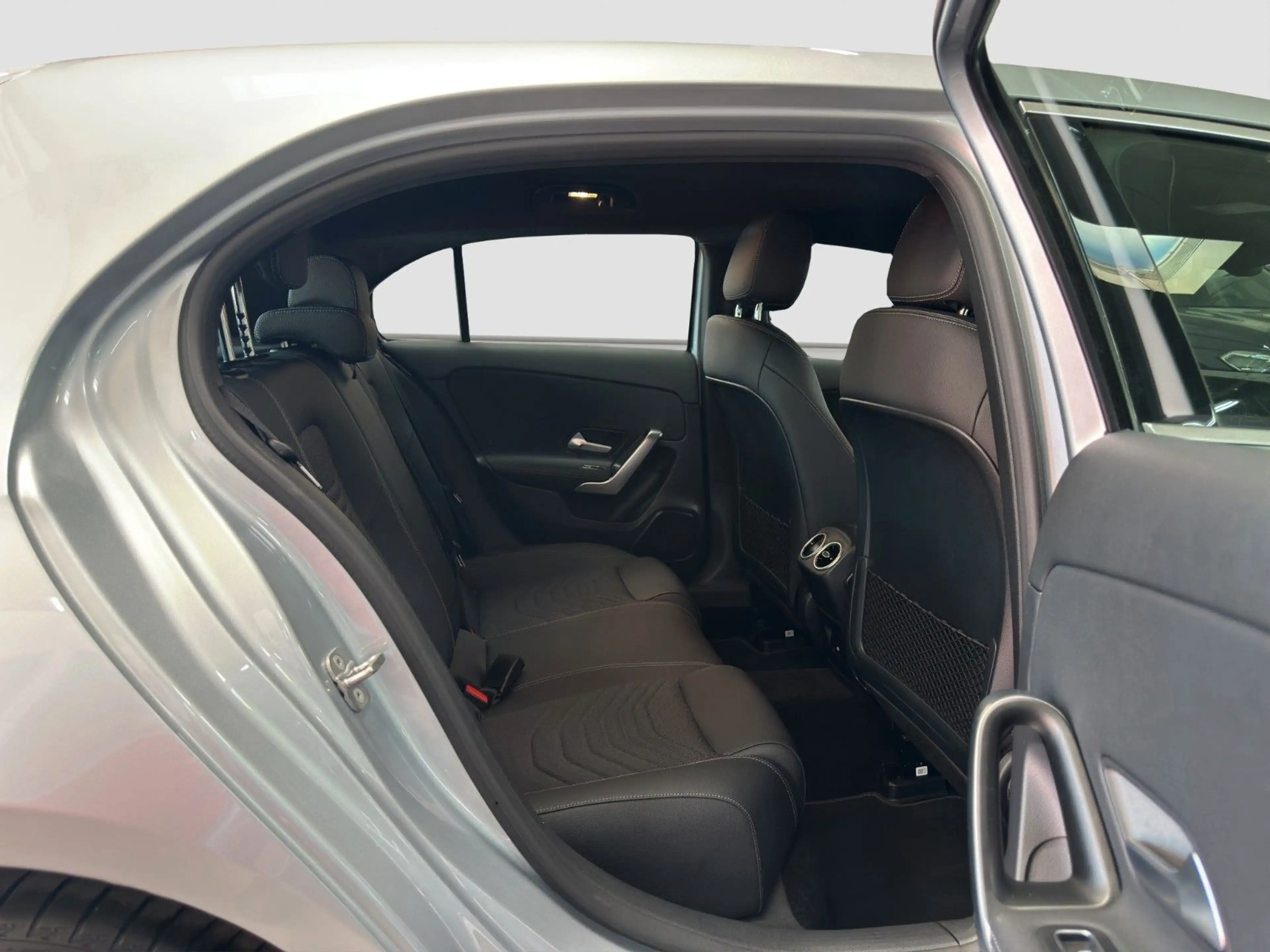 Mercedes-Benz A 200 d LED MBUX PREMIUM SPURASS 360°KAM SHZ — photo 11