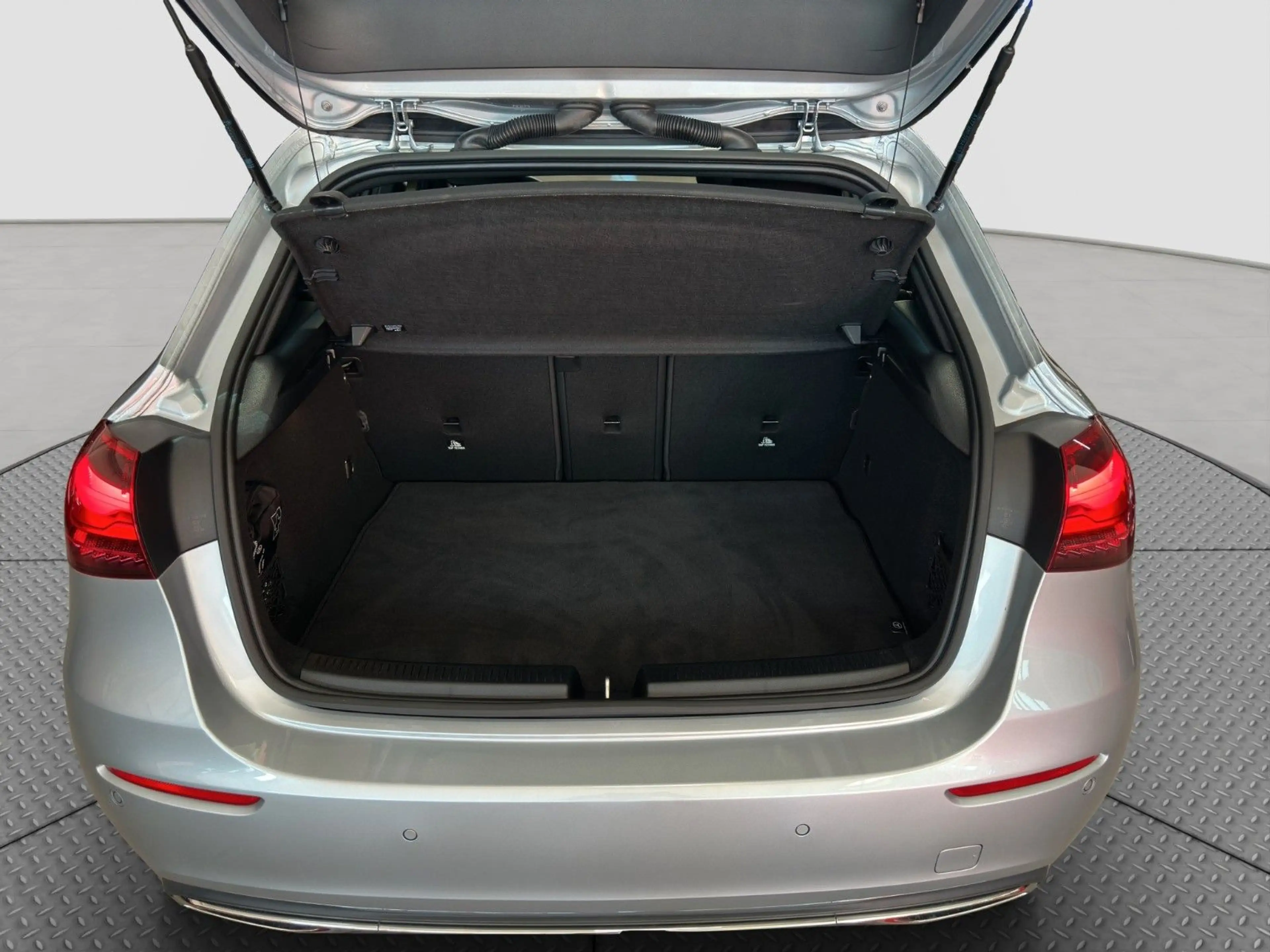Mercedes-Benz A 200 d LED MBUX PREMIUM SPURASS 360°KAM SHZ — photo 12