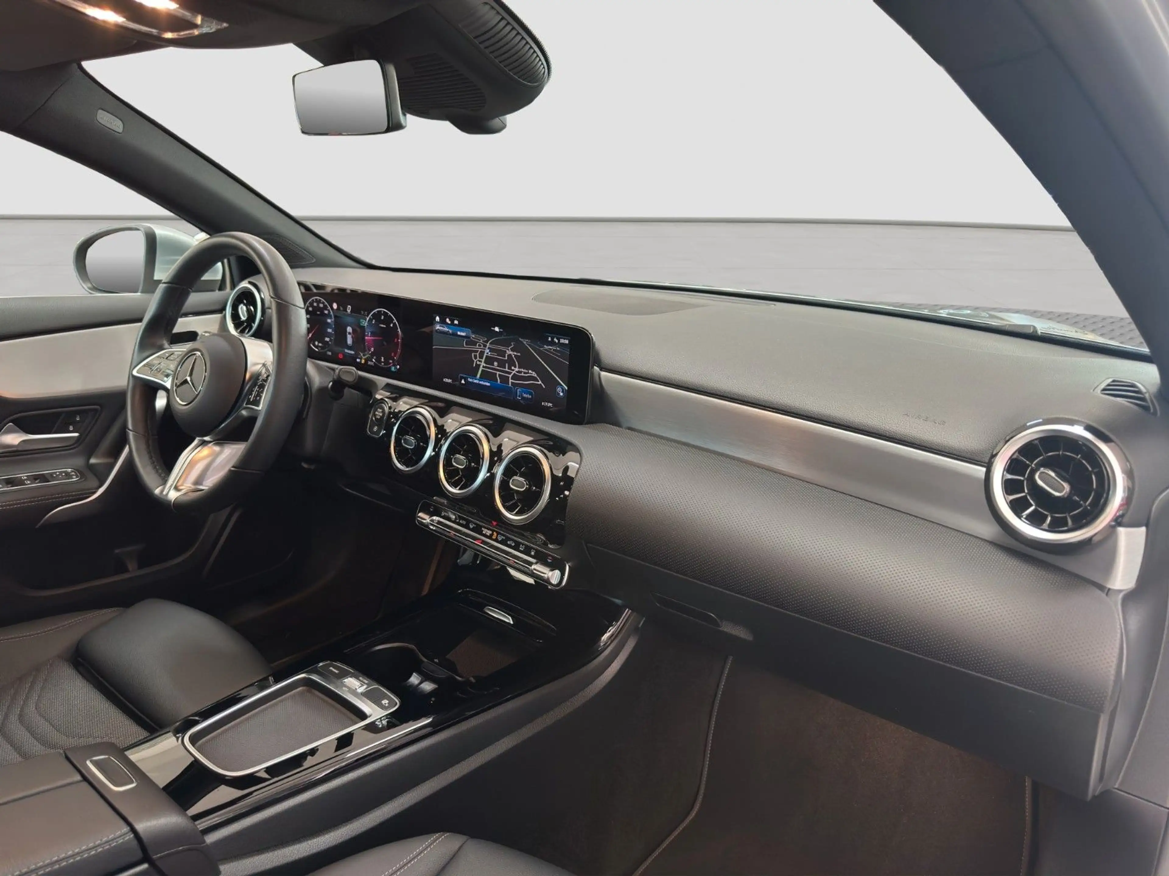 Mercedes-Benz A 200 d LED MBUX PREMIUM SPURASS 360°KAM SHZ — photo 10