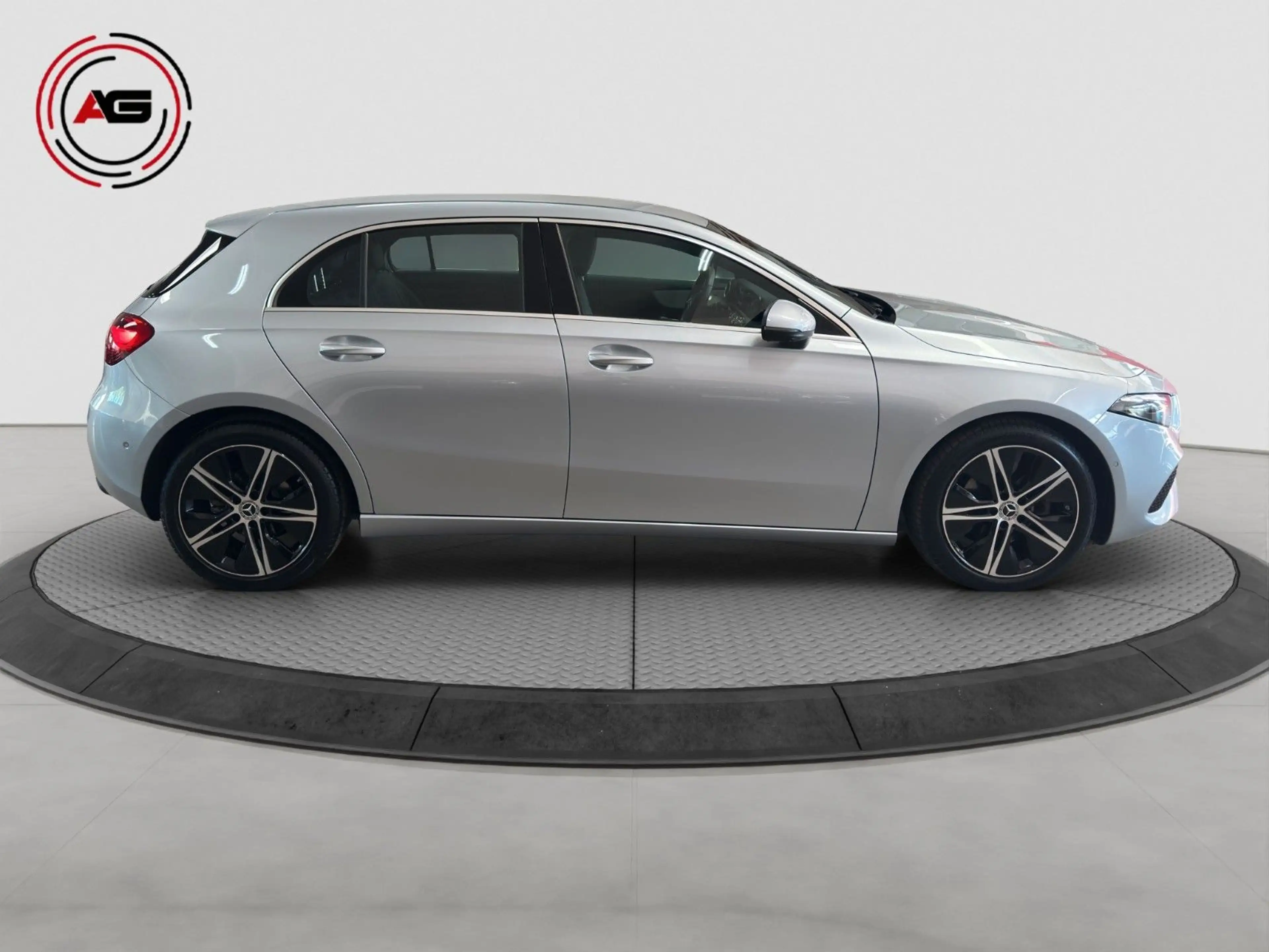 Mercedes-Benz A 200 d LED MBUX PREMIUM SPURASS 360°KAM SHZ — photo 4