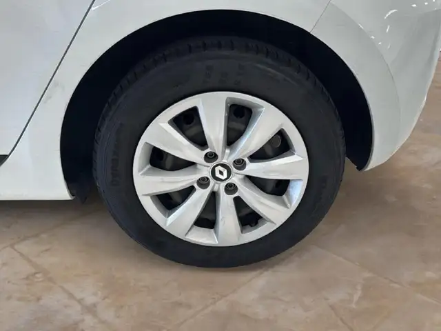 Renault Clio view 6