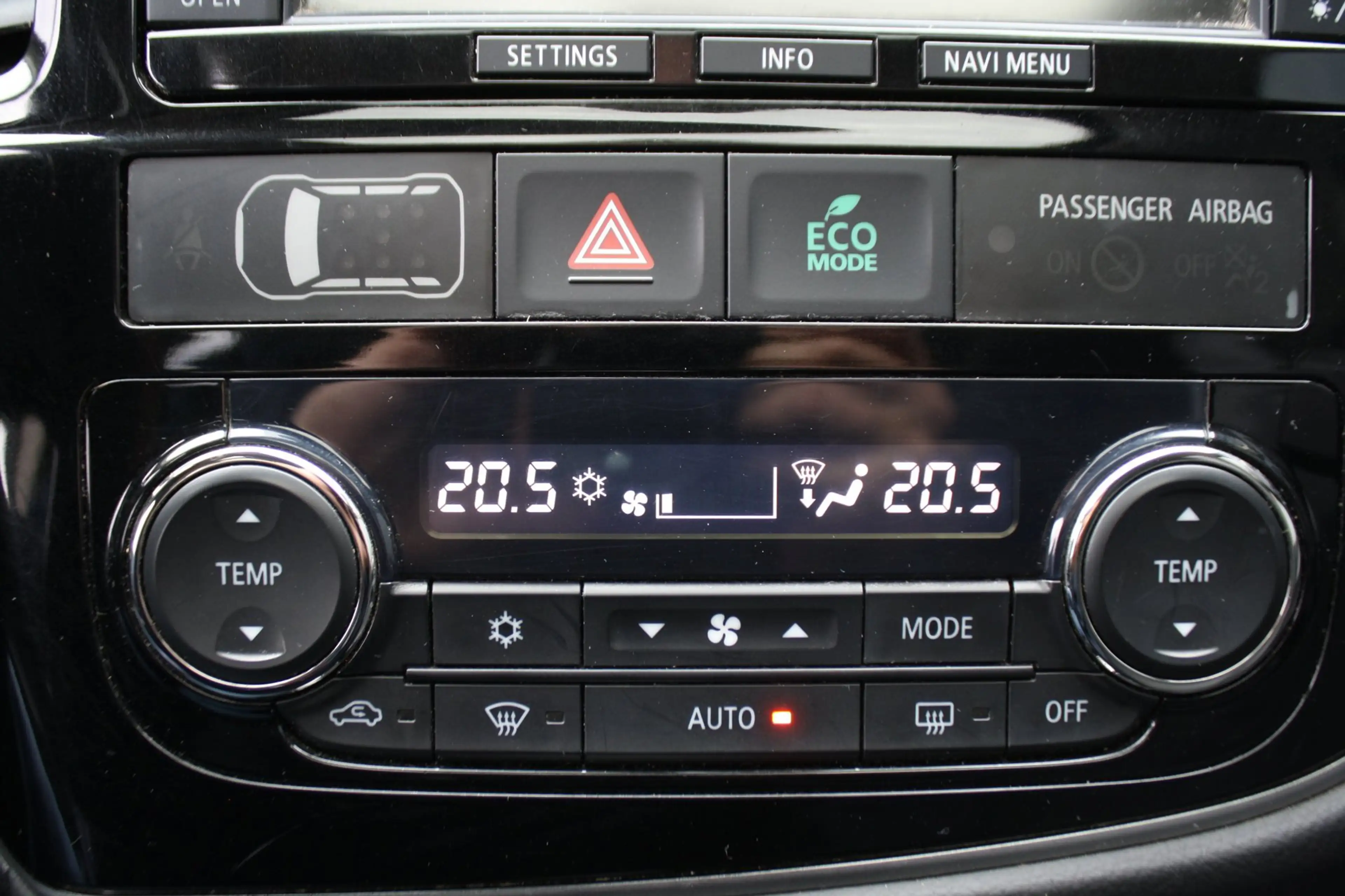 Mitsubishi Outlander 2.0 PHEV instyle -TREKHAAK - PDC - SCHUIFKANTELDAK — photo 12
