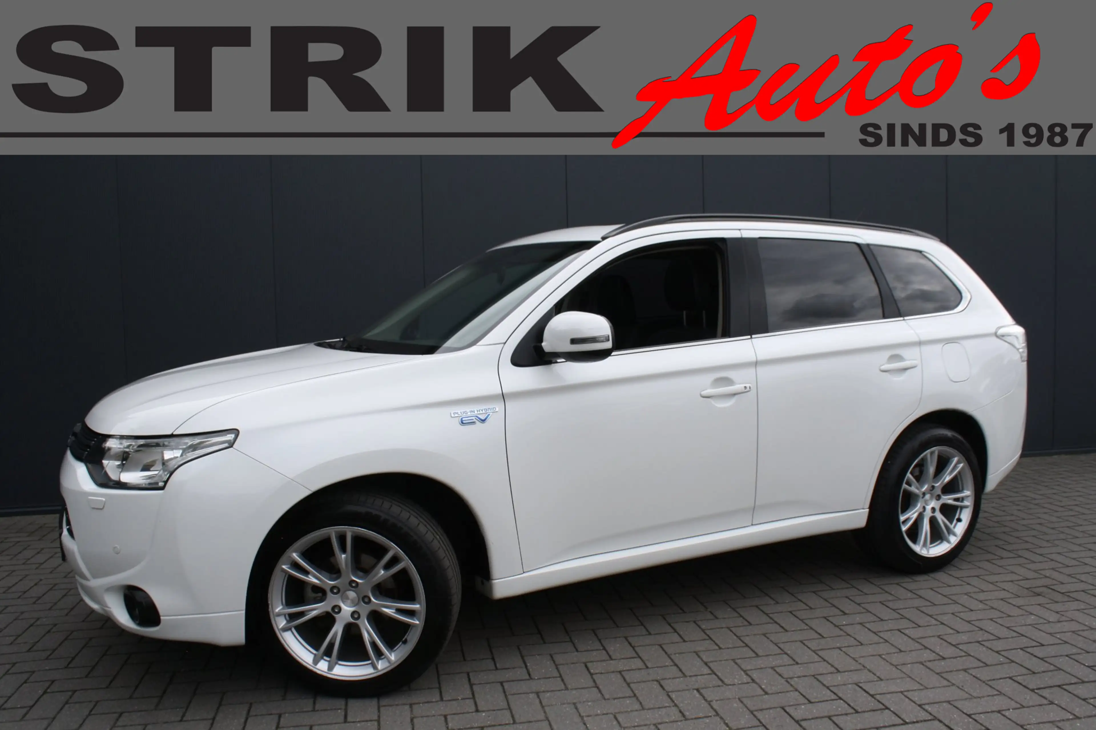 Mitsubishi Outlander 2.0 PHEV instyle -TREKHAAK - PDC - SCHUIFKANTELDAK