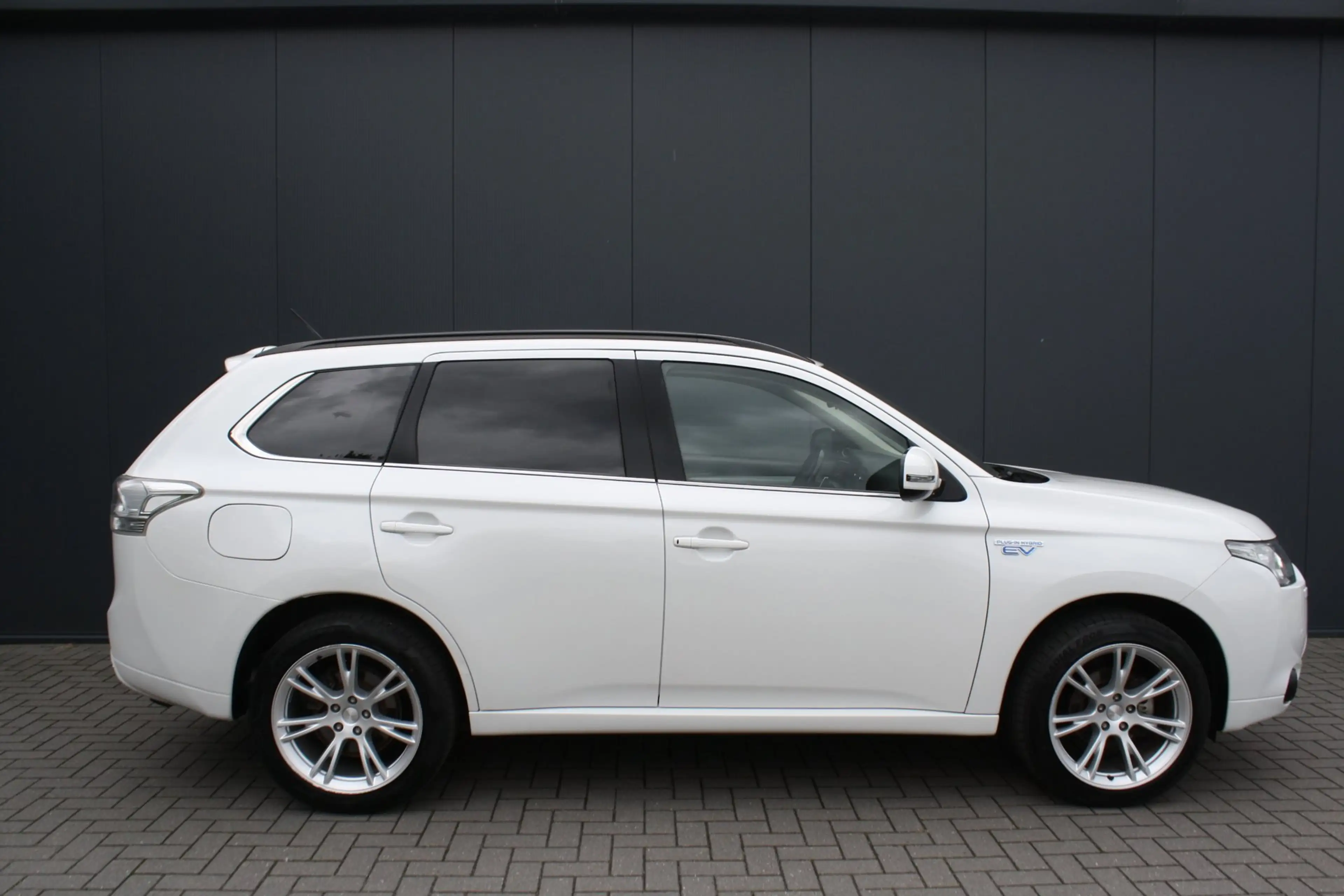 Mitsubishi Outlander 2.0 PHEV instyle -TREKHAAK - PDC - SCHUIFKANTELDAK — photo 2