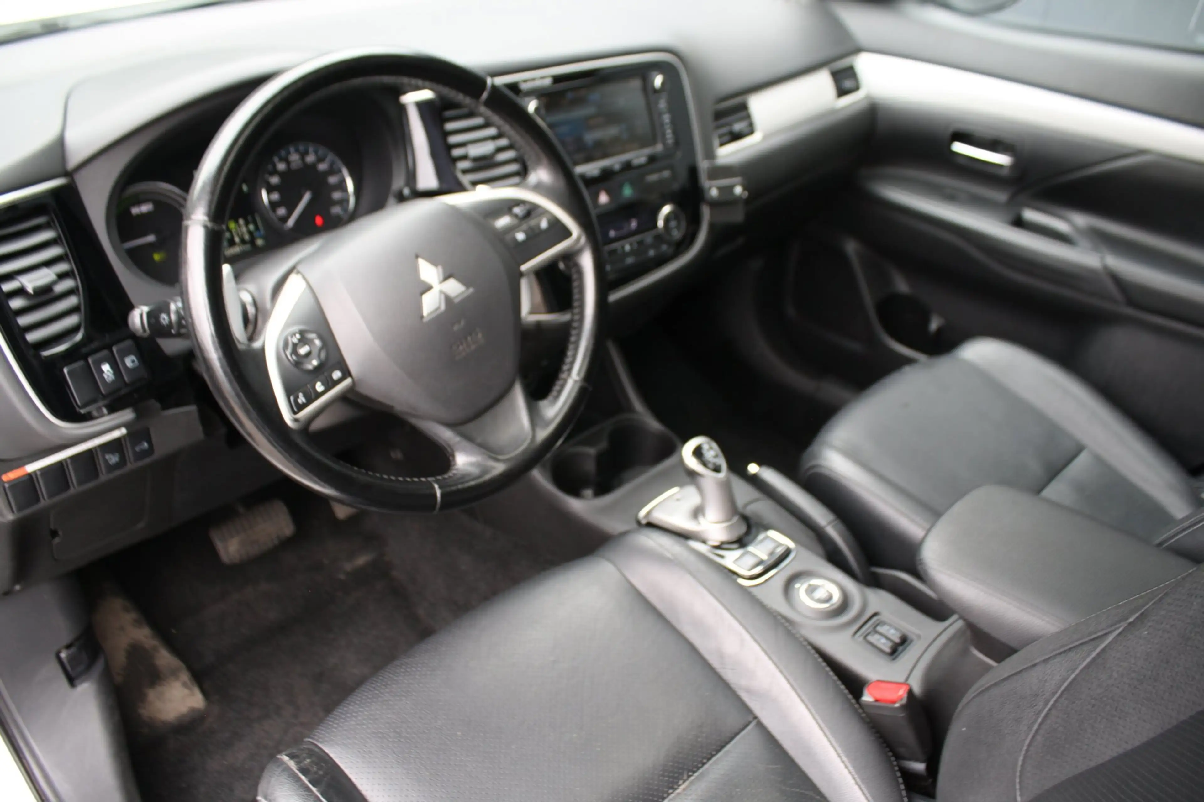Mitsubishi Outlander 2.0 PHEV instyle -TREKHAAK - PDC - SCHUIFKANTELDAK — photo 4