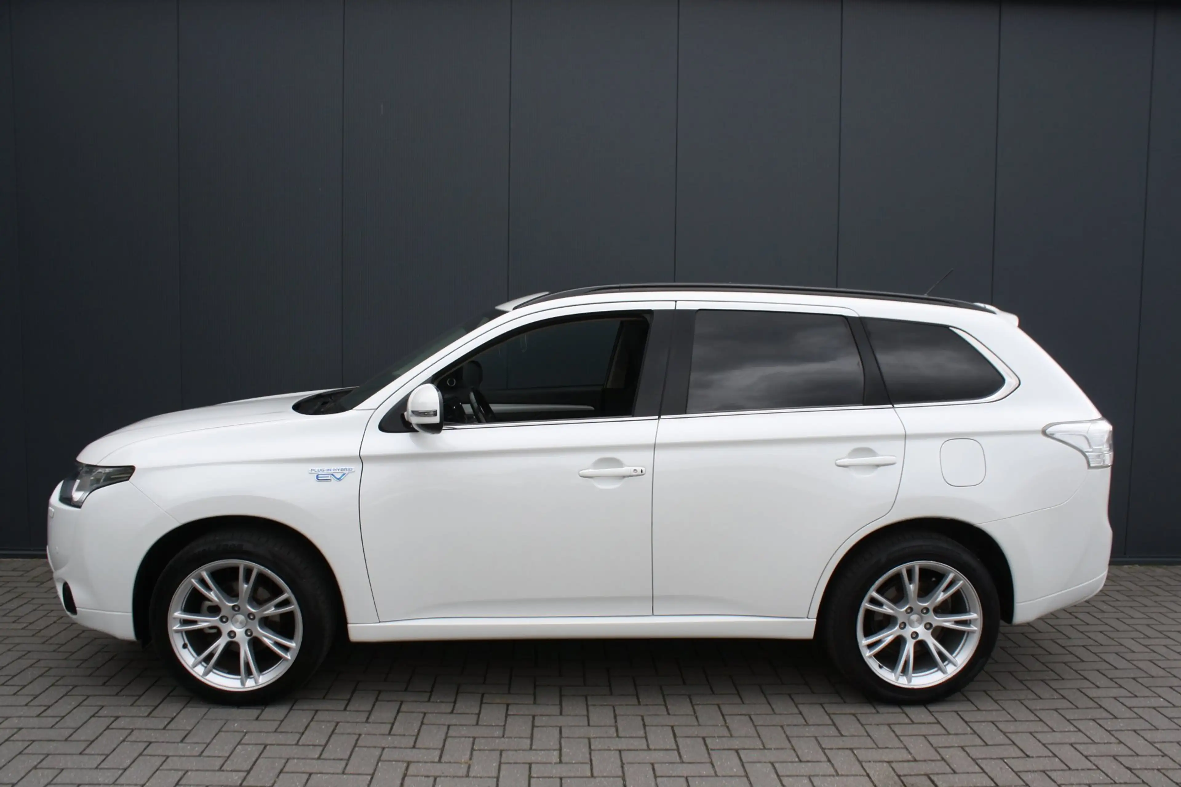 Mitsubishi Outlander 2.0 PHEV instyle -TREKHAAK - PDC - SCHUIFKANTELDAK — photo 6