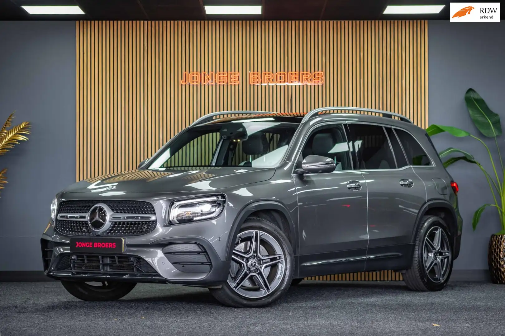 Mercedes-Benz GLB 250 4MATIC AMG Line |Pano|360|Burmester Grijs - 1
