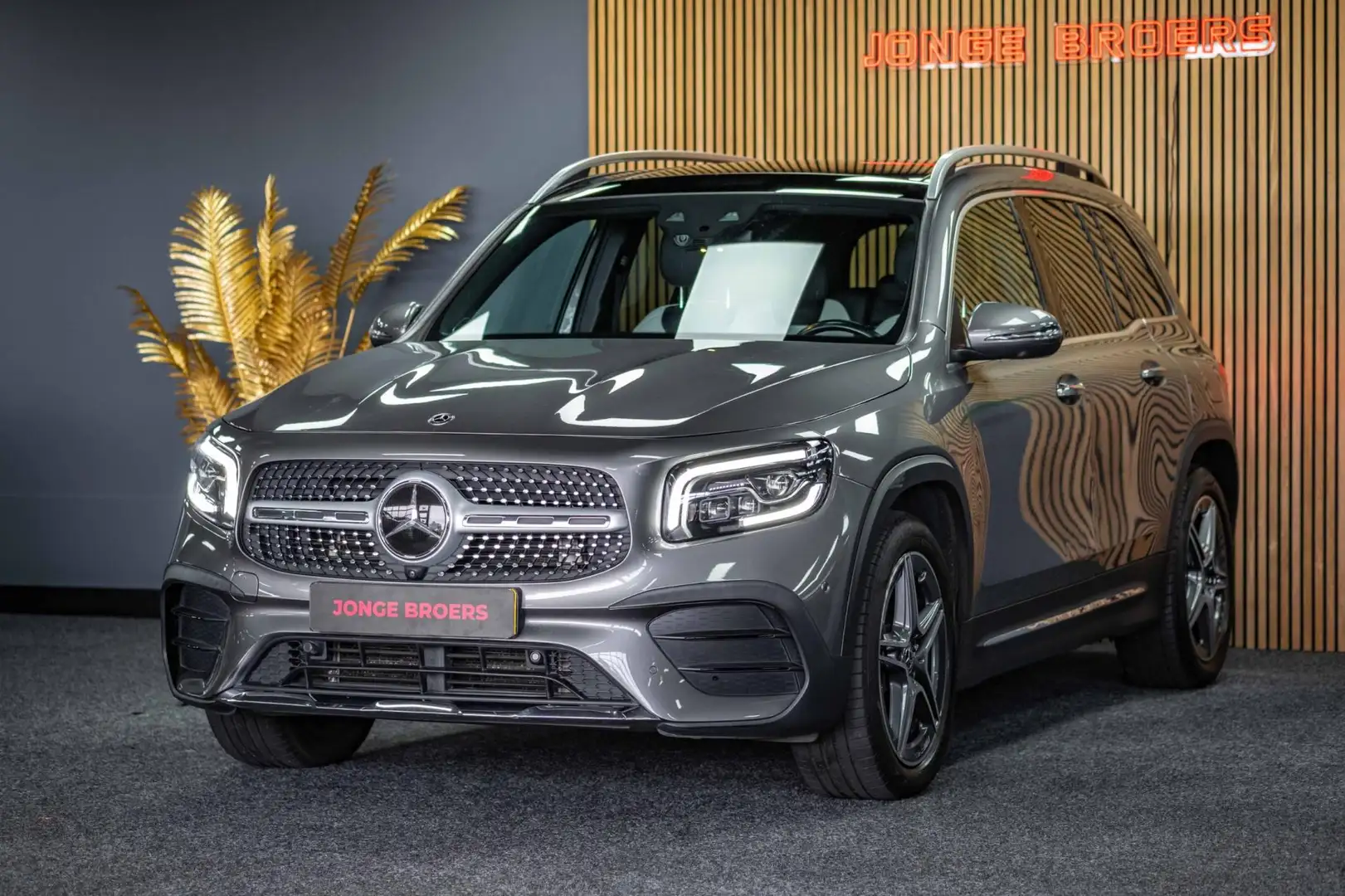 Mercedes-Benz GLB 250 4MATIC AMG Line |Pano|360|Burmester Grijs - 2