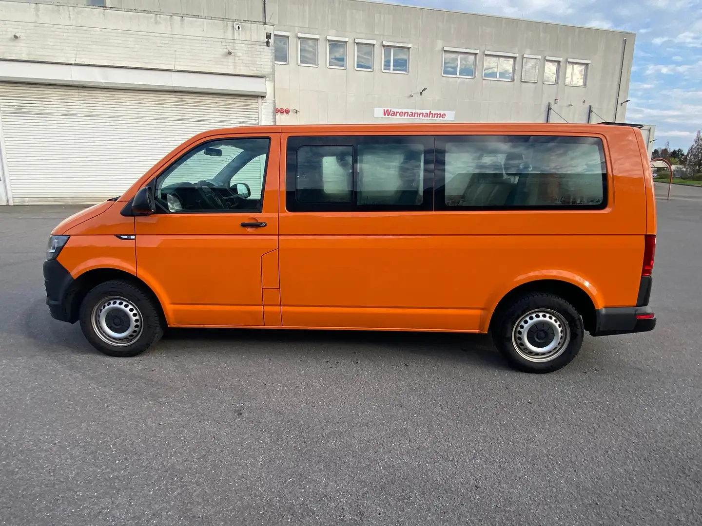 Volkswagen T6 Kombi 9-sitzer Orange - 2