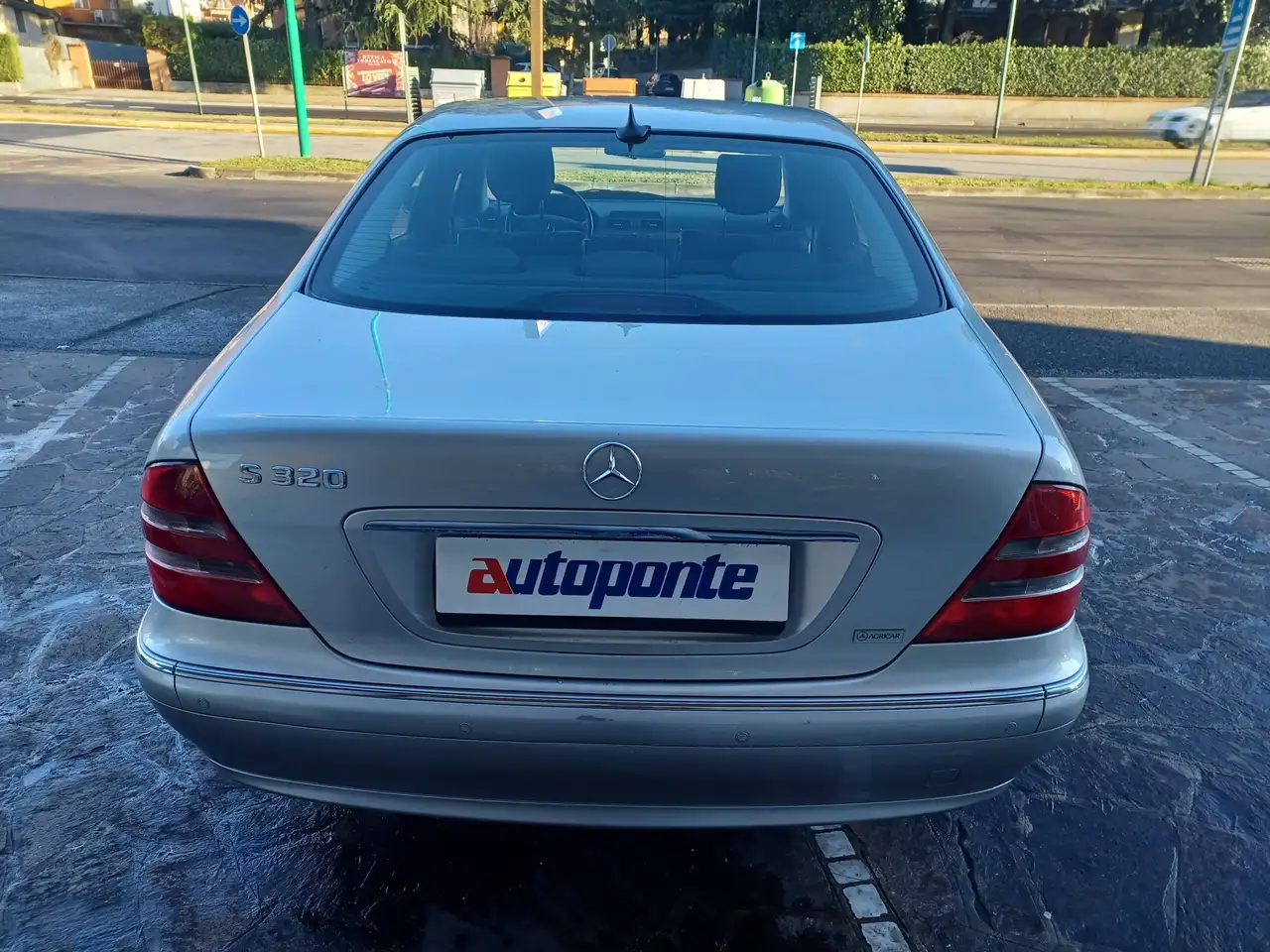 Mercedes-Benz 320 berlina, foto 4
