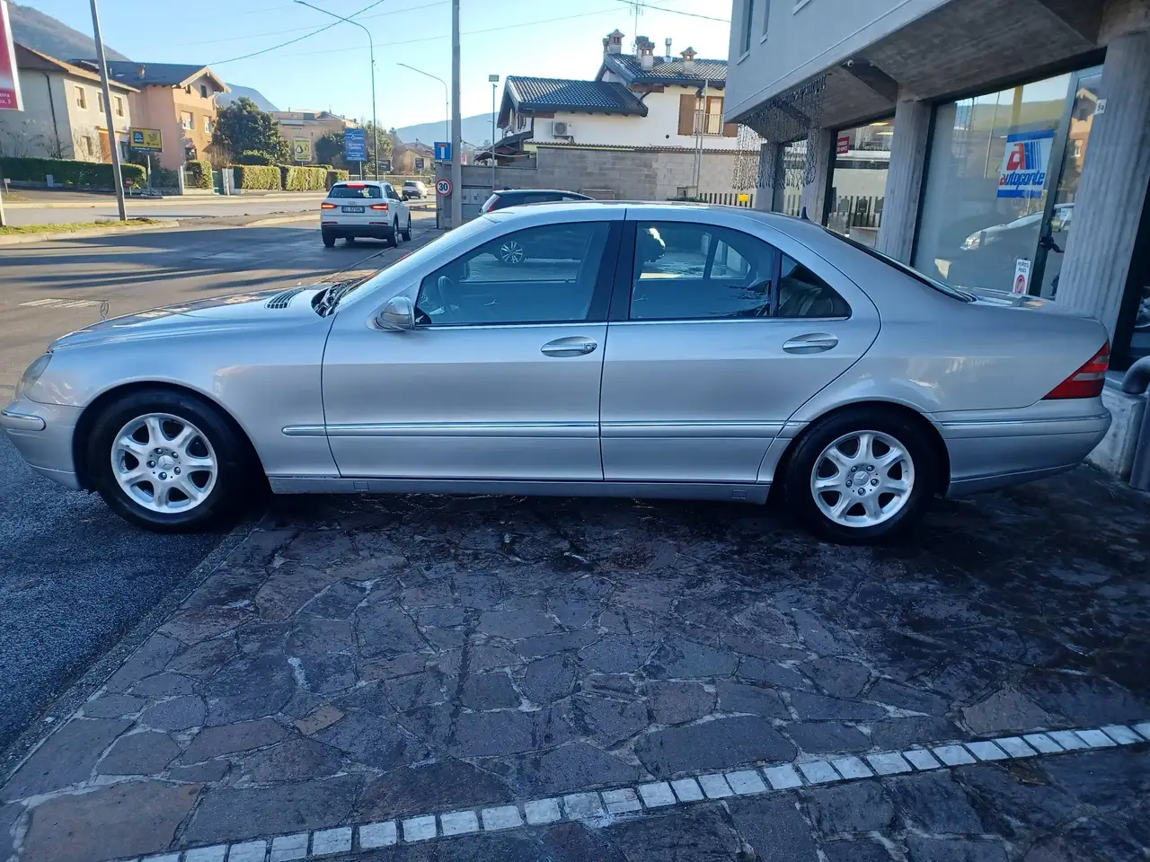 Mercedes-Benz 320 berlina, foto 2