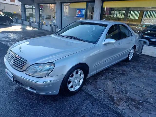 Mercedes-Benz 320 berlina