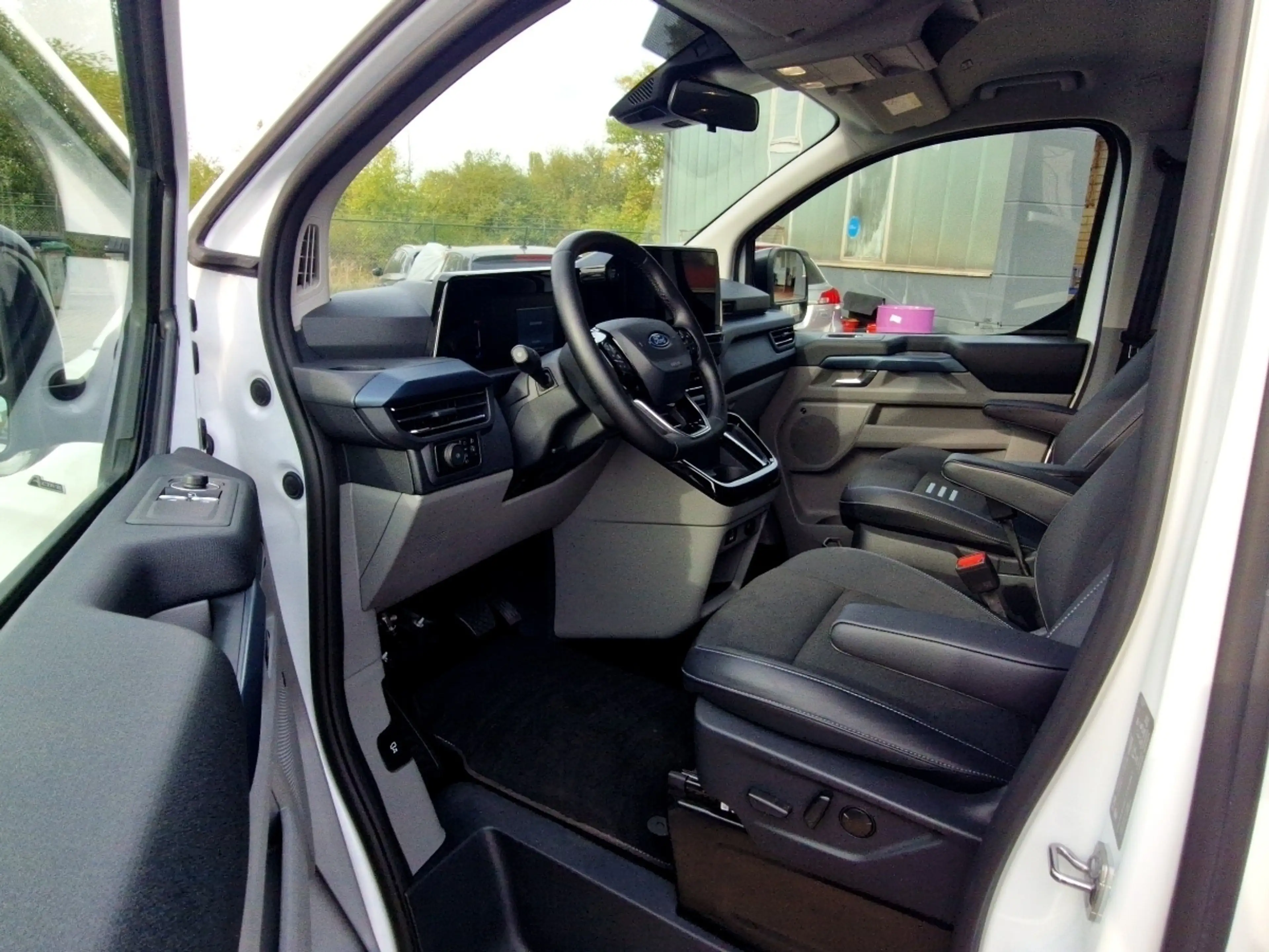 Ford Tourneo Custom 320 Tourneo Active LED Navi Klimaa — photo 8