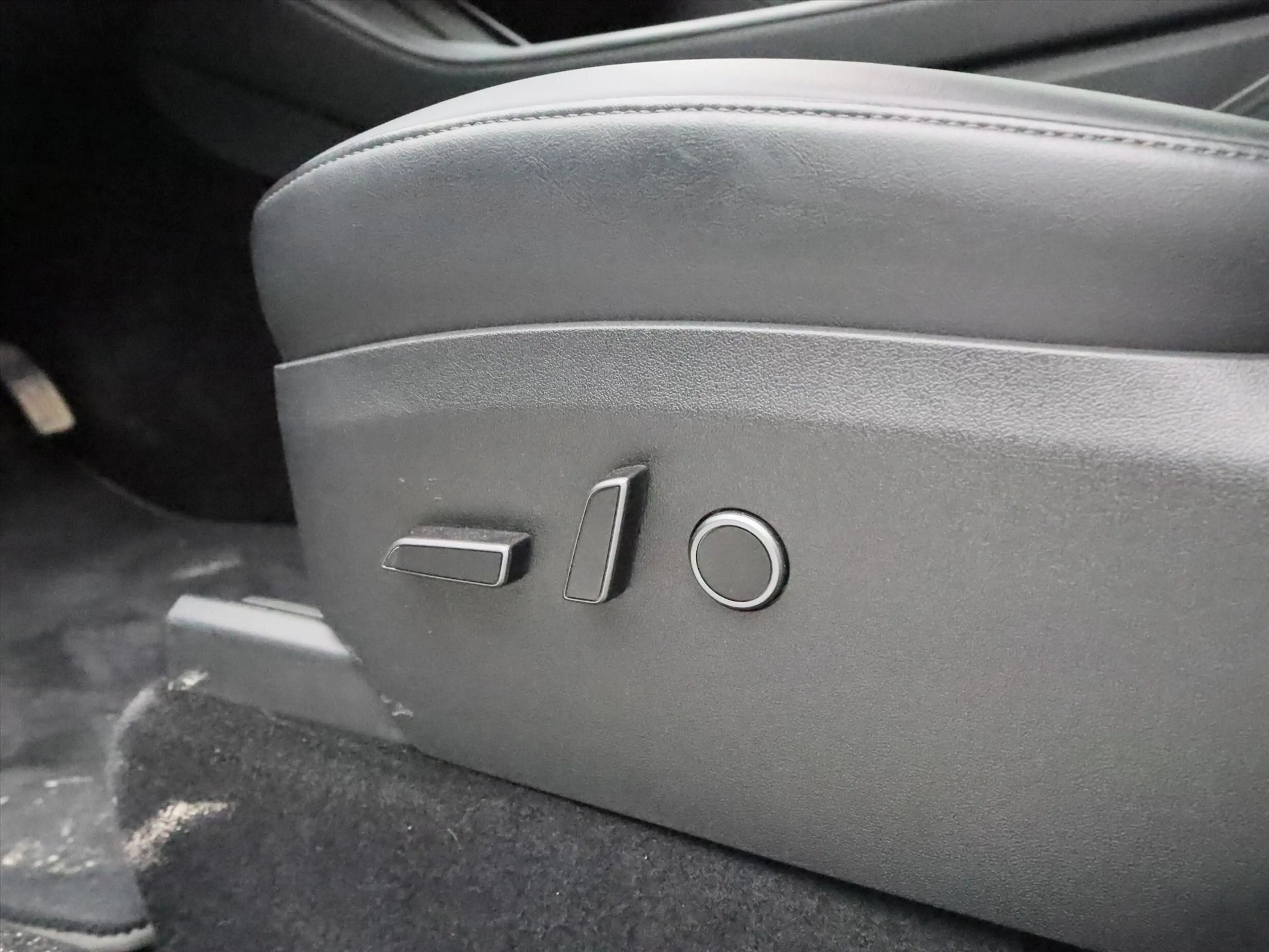 Tesla Model Y Standard RWD Plus 299pk 95% SoH [ TREKHAAK+AMD RYZ — photo 21