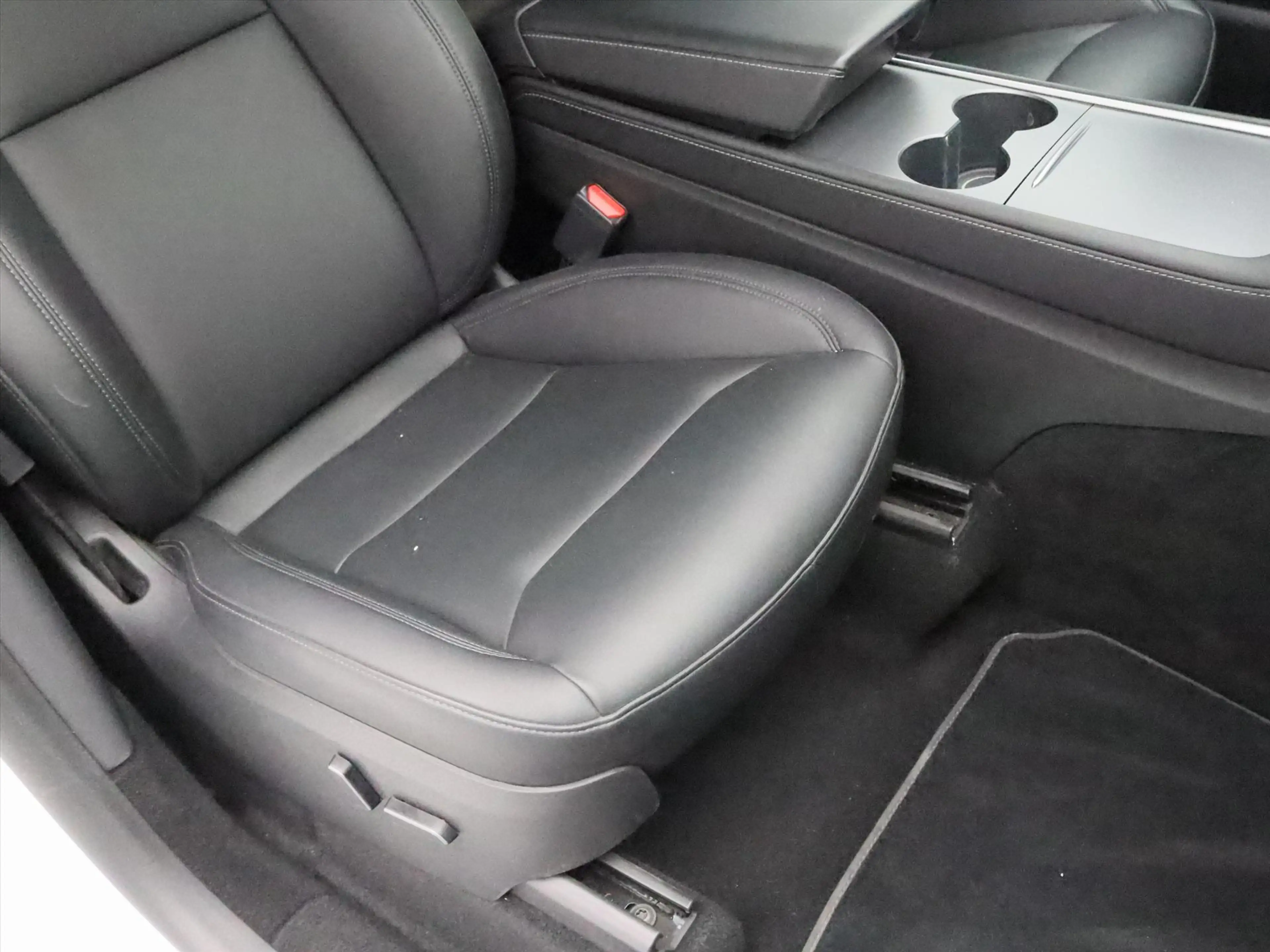 Tesla Model Y Standard RWD Plus 299pk 95% SoH [ TREKHAAK+AMD RYZ — photo 18