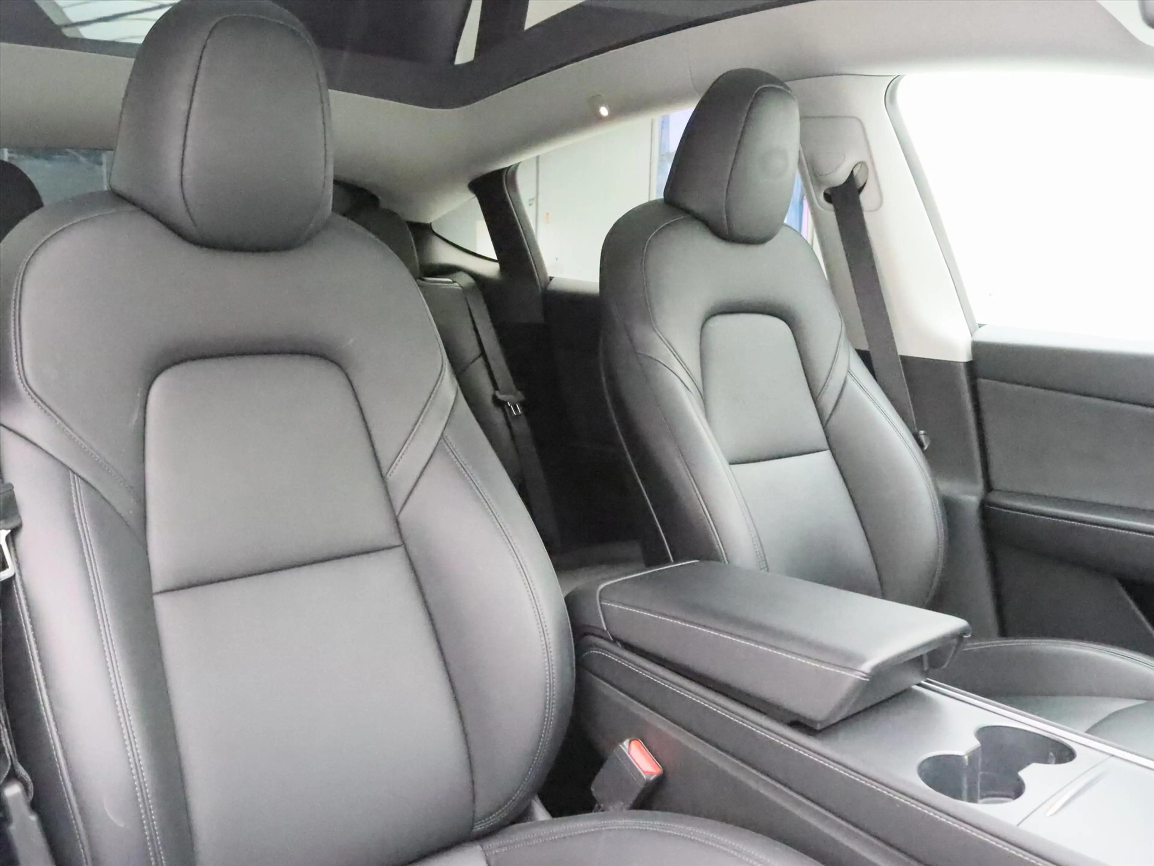 Tesla Model Y Standard RWD Plus 299pk 95% SoH [ TREKHAAK+AMD RYZ — photo 17