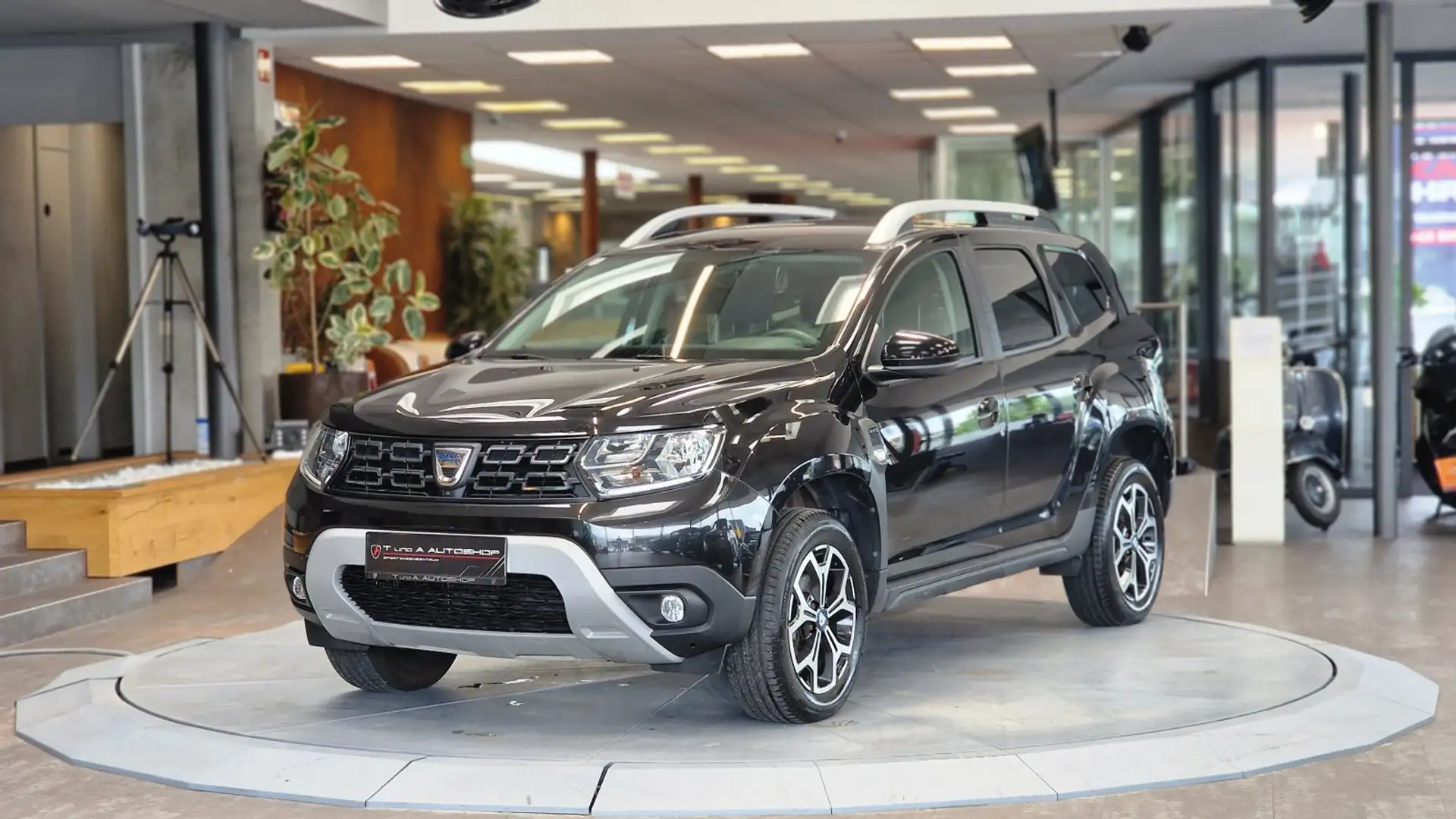 Dacia Duster 4 WD *Navi*Kamera*AHK* Schwarz - 1
