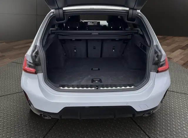 BMW 3 Series view 8