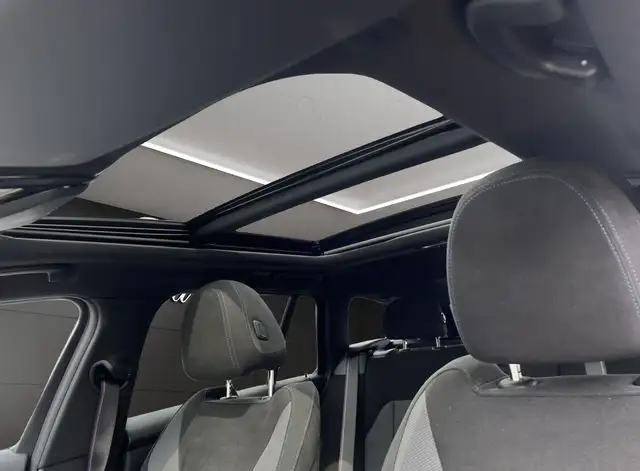 BMW 3 Series view 14