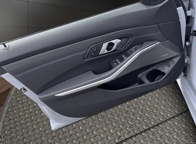 BMW 3 Series view 9