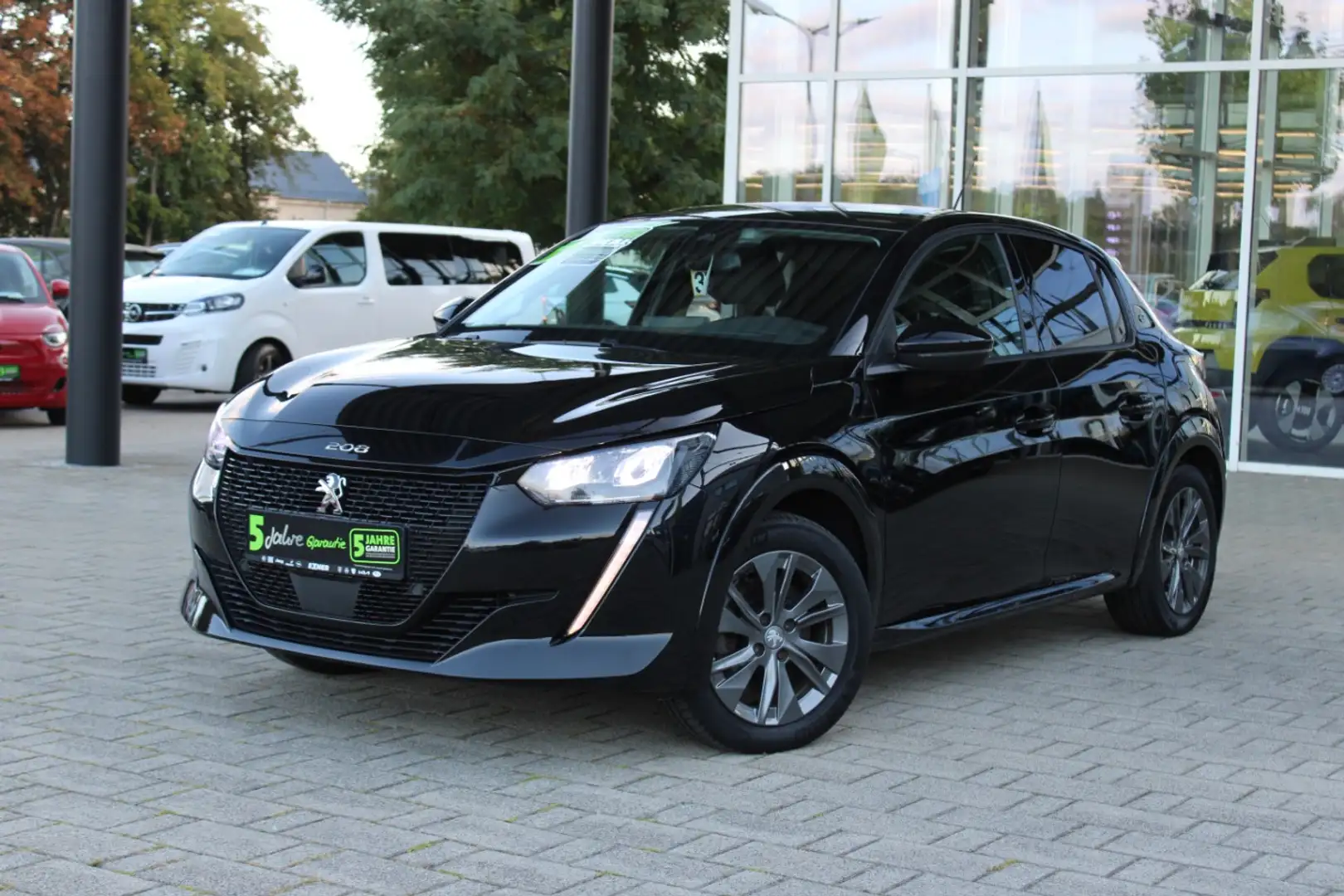 Peugeot 208 e ALLURE PACK LED+SHZ+Winterp.+Kam.+KlimaA Schwarz - 2