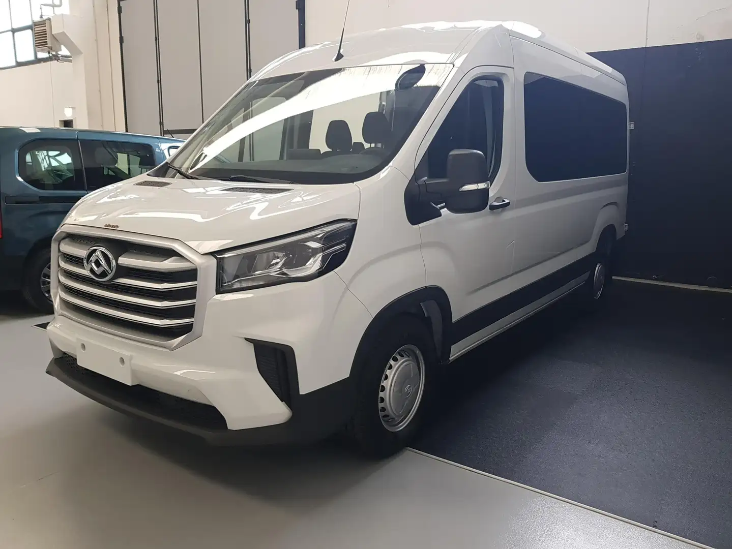 Maxus Deliver 9 Pulmino 9 Posti by Olmedo con pedana White - 1