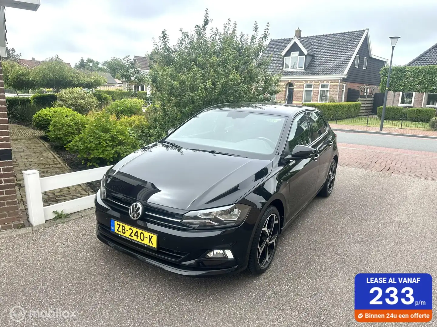 Volkswagen Polo 1.0 TSI 95PK COMFORTLINE PARKEERSENSOREN ADAPTIVE Zwart - 1